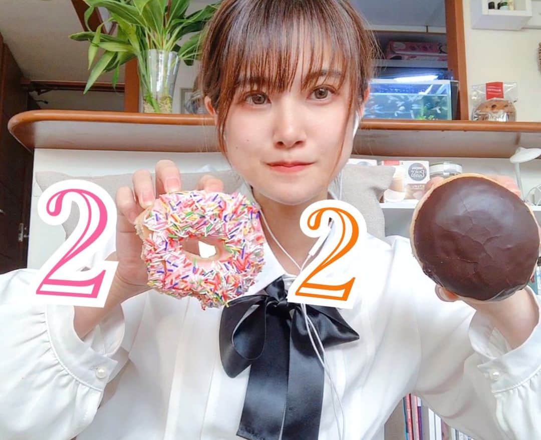 のインスタグラム：「あけましておめでとうございます🎍  ドーナツ２つ見つけた瞬間にこのポーズしたくなったよね🍩笑  今年も皆と一緒に夢を叶えていきたいです‼︎よろしくお願いします‼︎」