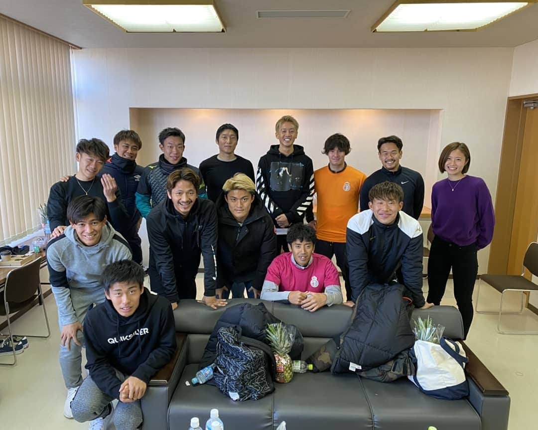 平井将生さんのインスタグラム写真 - (平井将生Instagram)「新年あけましておめでとうございます！ 今までのチームメート、数少ない友達、お世話になってる方々、ファンサポーターのみなさん、このインスタを見てくれてる方々。 本年もよろしくお願いいたします！ 新年早々故郷の徳島で毎年恒例のサッカー教室をしてきました。今年で10回目です。1回目の選手は自分だけでした。それが今は15、6人の選手が参加してくれるようになりました。みんな徳島愛をもった素晴らしい選手達です。そして、１回目のサッカー教室に参加してた森田凜が今年から徳島ヴォルティスでJリーガーになります。最初このサッカー教室を開催する１つの目標が教え子がJリーガーになることでした。その目標が１つ達成できて凄く嬉しく思います。これからもこのイベントを続けていき、凜みたいな選手を輩出できるように地道にやっていきたいと思います。 いつもボランティアで参加してもらっているスタッフのみなさん本当にありがとうございます。 長々すいませんでした。」1月3日 9時30分 - shoki_h14