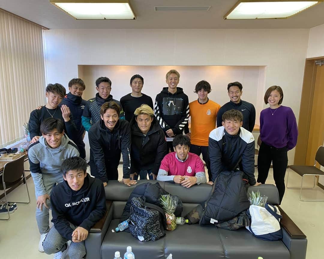 平井将生のインスタグラム：「新年あけましておめでとうございます！ 今までのチームメート、数少ない友達、お世話になってる方々、ファンサポーターのみなさん、このインスタを見てくれてる方々。 本年もよろしくお願いいたします！ 新年早々故郷の徳島で毎年恒例のサッカー教室をしてきました。今年で10回目です。1回目の選手は自分だけでした。それが今は15、6人の選手が参加してくれるようになりました。みんな徳島愛をもった素晴らしい選手達です。そして、１回目のサッカー教室に参加してた森田凜が今年から徳島ヴォルティスでJリーガーになります。最初このサッカー教室を開催する１つの目標が教え子がJリーガーになることでした。その目標が１つ達成できて凄く嬉しく思います。これからもこのイベントを続けていき、凜みたいな選手を輩出できるように地道にやっていきたいと思います。 いつもボランティアで参加してもらっているスタッフのみなさん本当にありがとうございます。 長々すいませんでした。」