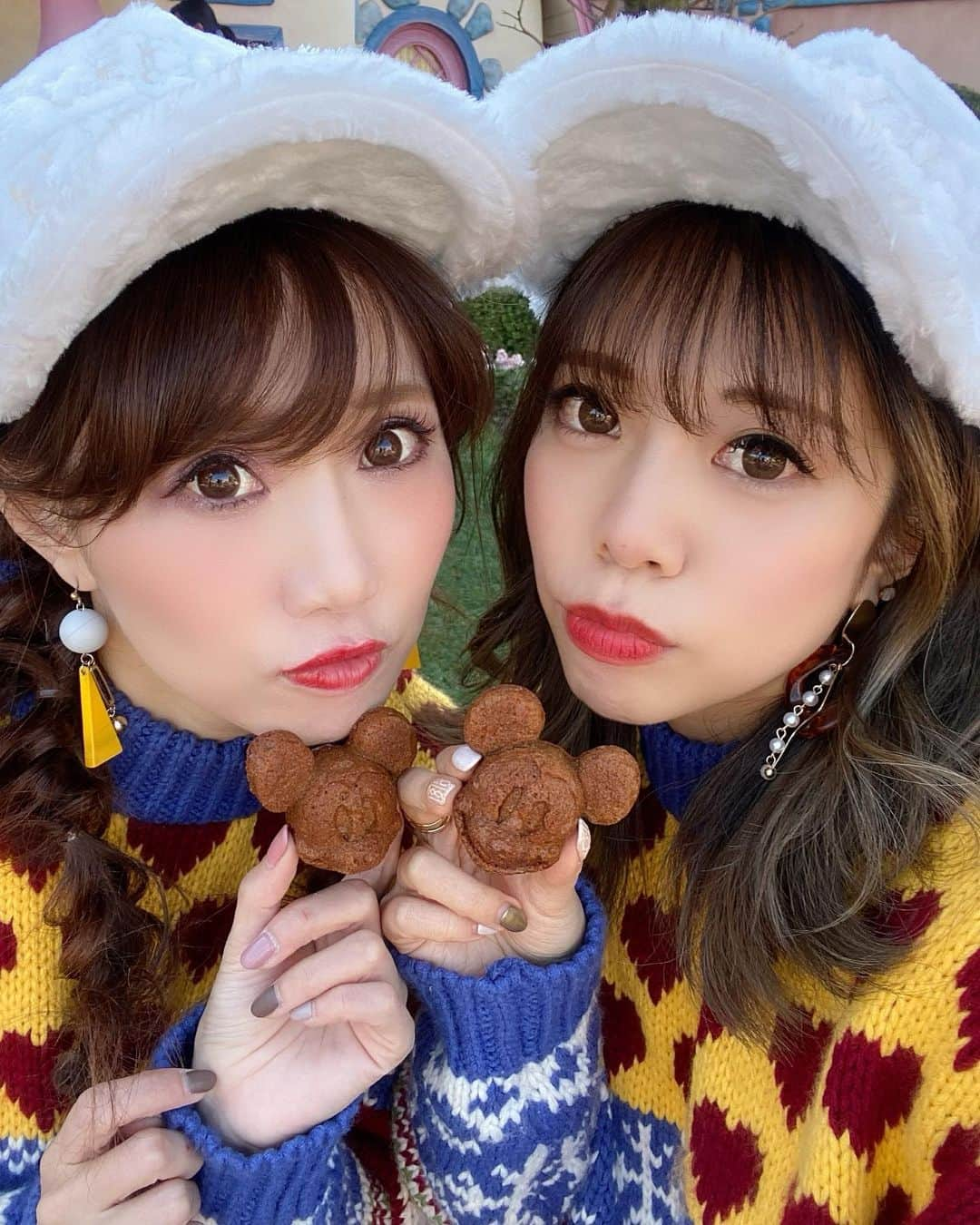 Ayuminさんのインスタグラム写真 - (AyuminInstagram)「🐭ディズニーグルメ🐭 ミニサイズの#ミッキーバナナブレッド これまた可愛い🥺💓 食べるの勿体ないと思いきや腹ぺこすぎて 3口で終了(耳、耳、顔)😎✨ . ミッキー越しのまりたす🐭 越しでもひたすら目立つニット🤣💓 . このブレッドもアンバサダーホテル内の チックタックダイナーさんで購入〜🐭🐭 . . スタバクイーン👸🏼メインアカウント ➡︎ @ayumin0220stb . #アンバサダーホテル#チックタックダイナー #ディズニーフード #東京ディズニーランド#ディズニーランド#Disneyland#TokyDisneyland#ディズニー#ディズニーシー #インスタグルメアワード2020#あいなご#ナゴレコ#グルメライター」1月3日 9時32分 - ayumin0220