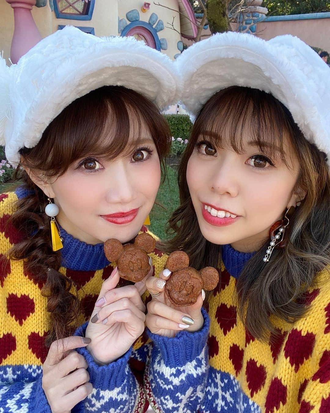 Ayuminさんのインスタグラム写真 - (AyuminInstagram)「🐭ディズニーグルメ🐭 ミニサイズの#ミッキーバナナブレッド これまた可愛い🥺💓 食べるの勿体ないと思いきや腹ぺこすぎて 3口で終了(耳、耳、顔)😎✨ . ミッキー越しのまりたす🐭 越しでもひたすら目立つニット🤣💓 . このブレッドもアンバサダーホテル内の チックタックダイナーさんで購入〜🐭🐭 . . スタバクイーン👸🏼メインアカウント ➡︎ @ayumin0220stb . #アンバサダーホテル#チックタックダイナー #ディズニーフード #東京ディズニーランド#ディズニーランド#Disneyland#TokyDisneyland#ディズニー#ディズニーシー #インスタグルメアワード2020#あいなご#ナゴレコ#グルメライター」1月3日 9時32分 - ayumin0220