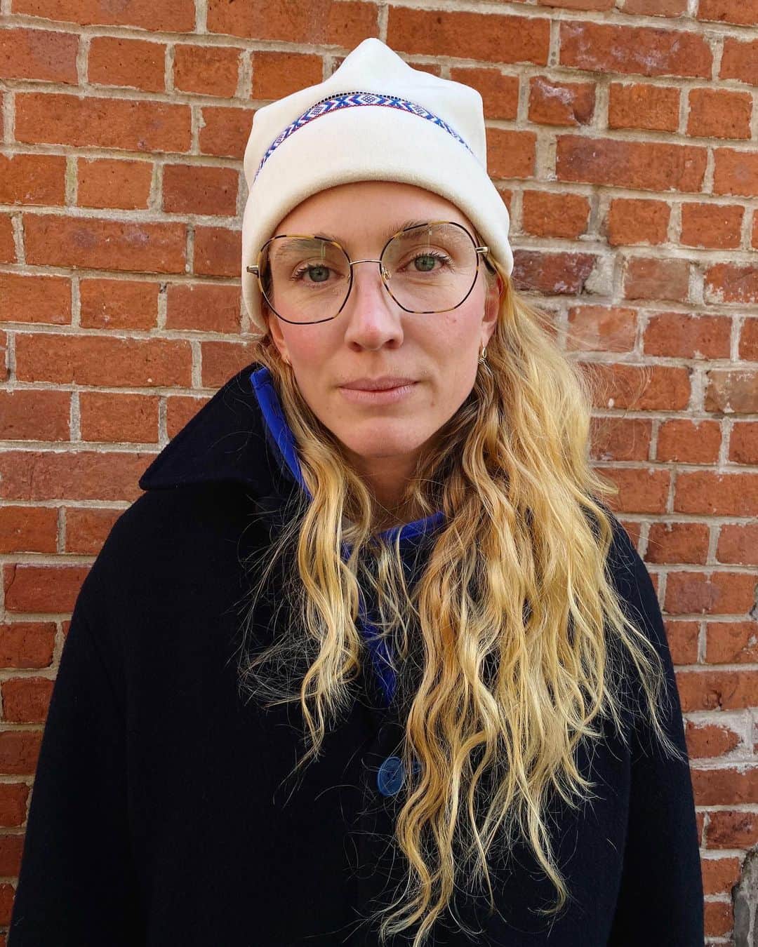 Warby Parkerのインスタグラム：「Our Windsor Collection is back! We asked renowned street style photographer @MisterMort to document some stylish New Yorkers wearing our time- and trend-tested Windsor construction. See more of our Windsor Collection with the link in bio! (Pictured here is Alma in Tiger Tortoise with Polished Gold ✨)」