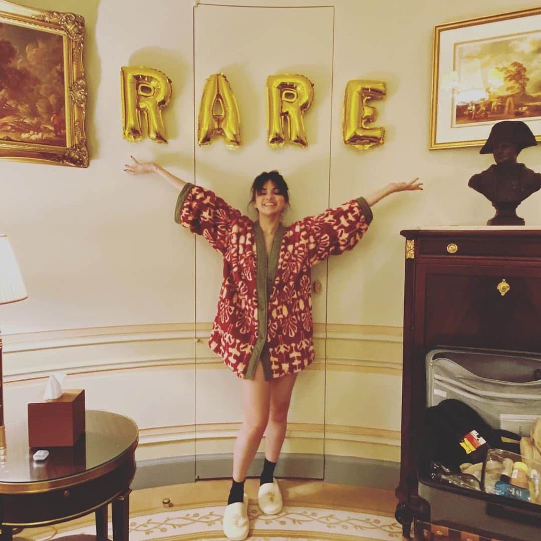 freepeopleさんのインスタグラム写真 - (freepeopleInstagram)「@selenagomez living her best life in the Vivid Dreams Kimono. #fpyourway」1月3日 9時46分 - freepeople