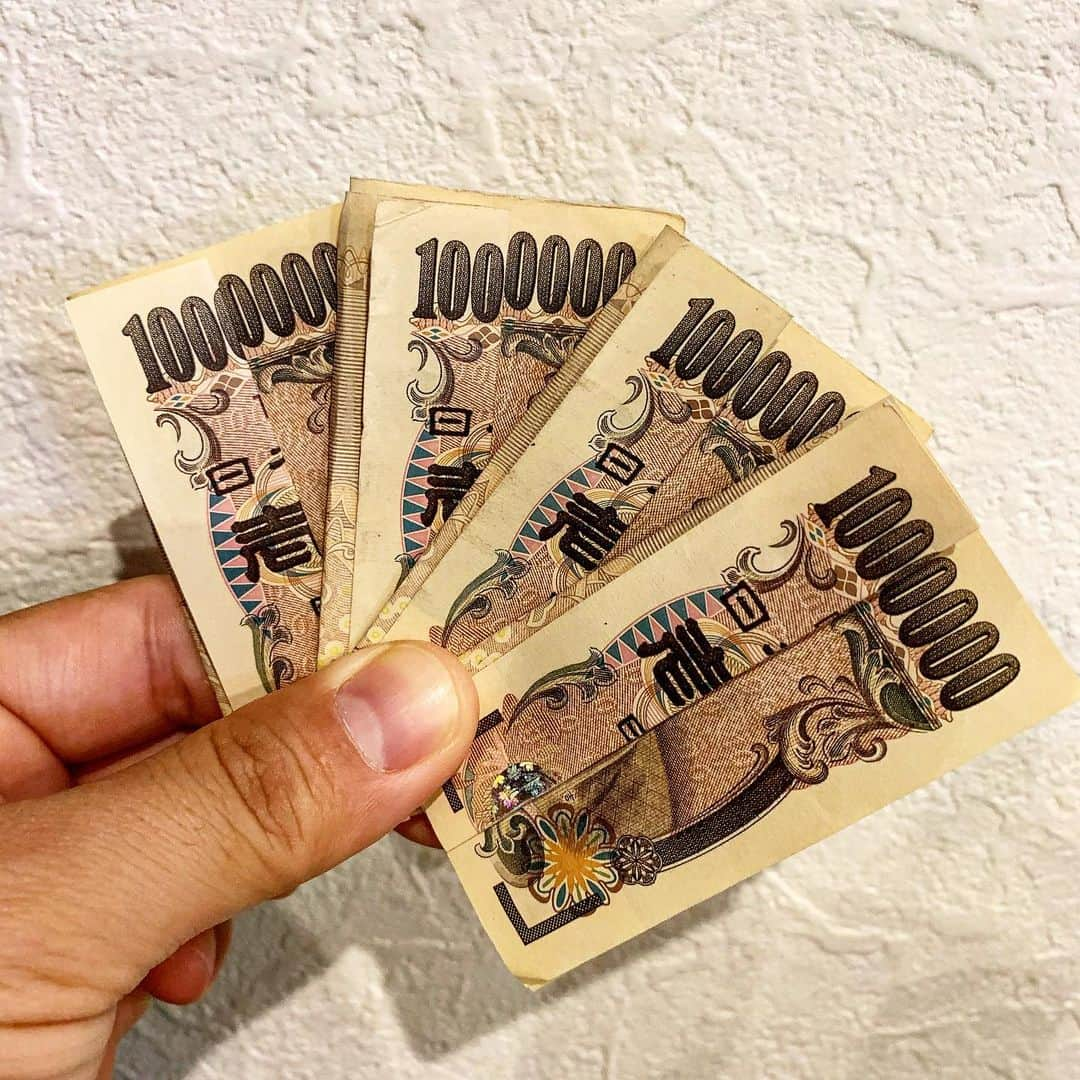 あっくんのインスタグラム：「今年のお年玉は チビとおかんに1人100万ずつの 400万円です。 #とかいって #本当は一億円にできたのに #酔っ払ってできなかった #てかチビたち寝たから #親に渡したし #子供の時って #価値がわかんないから #3000円とかの方が嬉しいんだよね #多いから #でも親怒るから #無難に1万」