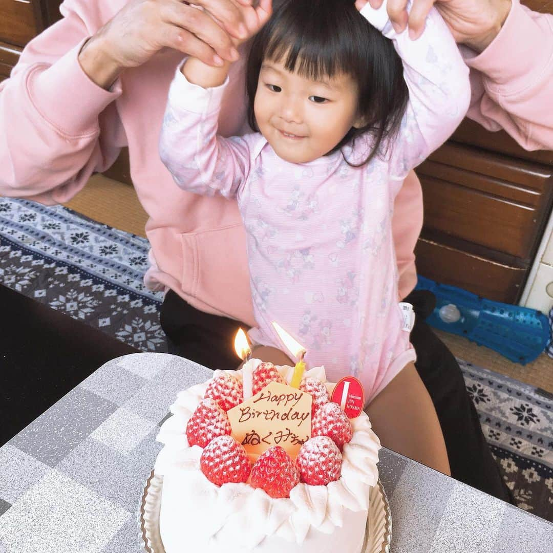 砂川陽香さんのインスタグラム写真 - (砂川陽香Instagram)「ㅤㅤㅤㅤㅤㅤㅤㅤㅤㅤㅤㅤㅤ ㅤㅤㅤㅤㅤㅤㅤㅤㅤㅤㅤㅤㅤ 2020年1月1日 長女のぬっちゃんが2歳になりました…𓋜 ㅤㅤㅤㅤㅤㅤㅤㅤㅤㅤㅤㅤㅤ お め で と う 。＊ ㅤㅤㅤㅤㅤㅤㅤㅤㅤㅤㅤㅤㅤ 去年に引き続き 実家で新年の挨拶と誕パしてもらって 美味しいお節とみんなからプレゼントもらって ぬっちゃんも楽しそうでした𓇼 ママがくれたポールマッカートニーの絵本 読んであげたけどおやすみ前にかなり良き◎ 隣はレアキャラなお兄ちゃんです（笑） 久しぶりに会いました ✌︎ ㅤㅤㅤㅤㅤㅤㅤㅤㅤㅤㅤㅤㅤ (( 自分の家と実家に行くとすぐ洋服脱いでくつろぎ始めるから肌着の写真しかない…😢 )) ㅤㅤㅤㅤㅤㅤㅤㅤㅤㅤㅤㅤㅤ 年末から体調崩してたけど 無事に新年迎えられて一安心 。° ㅤㅤㅤㅤㅤㅤㅤㅤㅤㅤㅤㅤㅤ 本年もどうぞよろしくお願い致します𓂅 ㅤㅤㅤㅤㅤㅤㅤㅤㅤㅤㅤㅤㅤ ㅤㅤㅤㅤㅤㅤㅤㅤㅤㅤㅤㅤㅤ #元旦生まれ#hbd #🎂#元旦ベビー #babygirl#女の子ベビー#2yearsanniversary #明けましておめでとうございます #赤ちゃんのいる生活 #二児ママ#子育てママ #ポールマッカートニー#絵本」1月3日 10時01分 - hirokattsunnnn