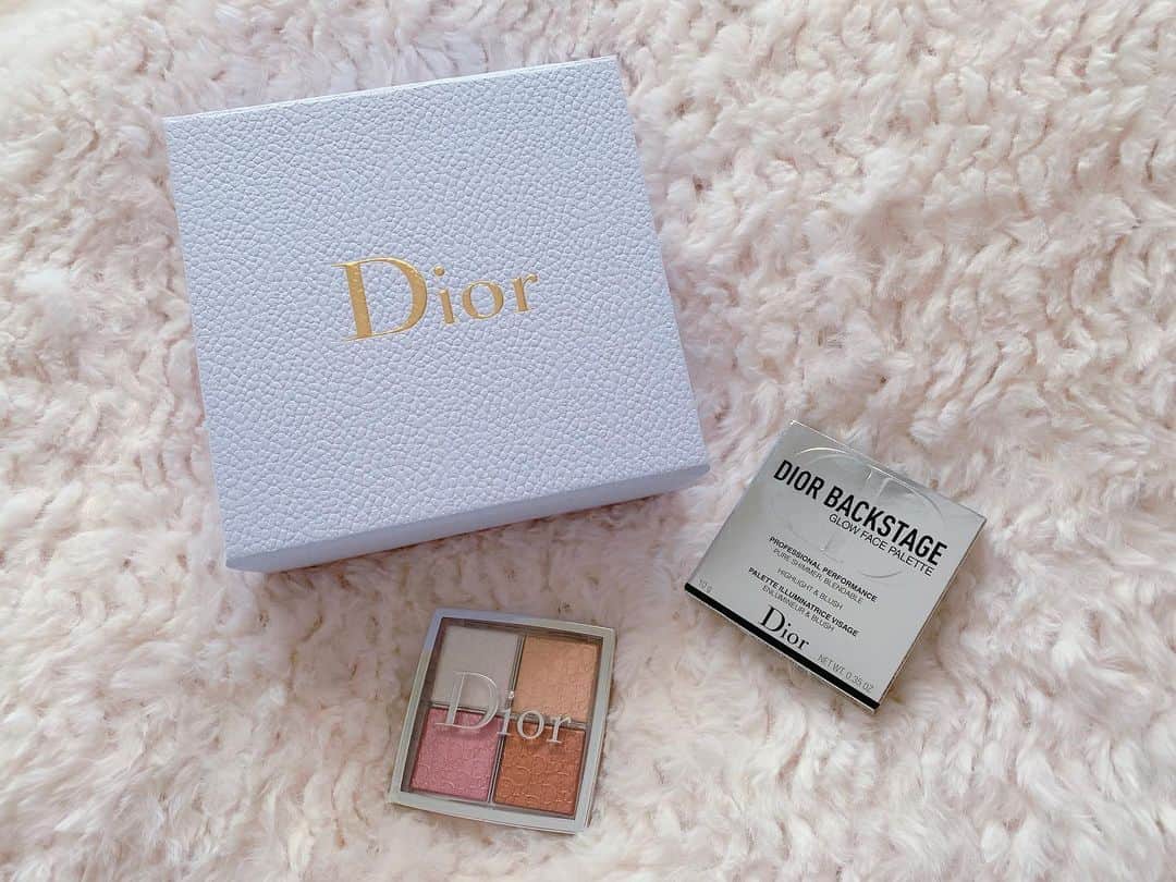 太田里織菜のインスタグラム：「. Dior♡ バックステージ フェイス グロウ パレット(001) . 最近はこのハイライトを使ってるよ♡ . 4色あるから部分によって色使い分けてます\( *´•ω•`*)/ . #らぶどる #dior #バックステージフェイスグロウパレット #ハイライト」