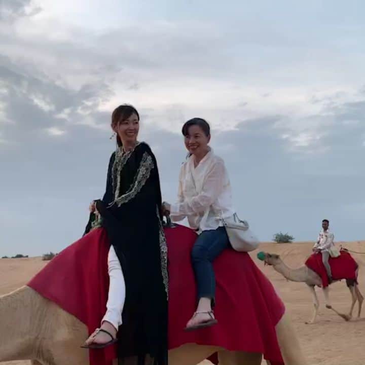 杉山由紀子のインスタグラム：「ドバイ🐪🐪🐪♥️ * 念願のらくだに乗れてご満悦のわたしとお母さん✨ * 砂漠ほんと感動で個人的には行ってよかった✨✨ * 風が強いとたいへんみたいなので行く際はお気をつけて✨ * すでにあったかい国にいきたい🤭 今年はどの国にいけるかな？ * * #ドバイ #dubai #砂漠 #らくだ #キャメルライド #かわいい」