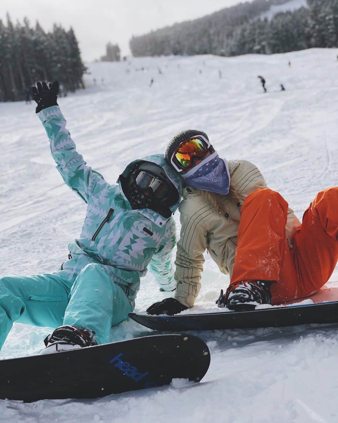 トーライ・ケリーのインスタグラム：「shredding the gnar w/ @kaylahair.guru 🏂」
