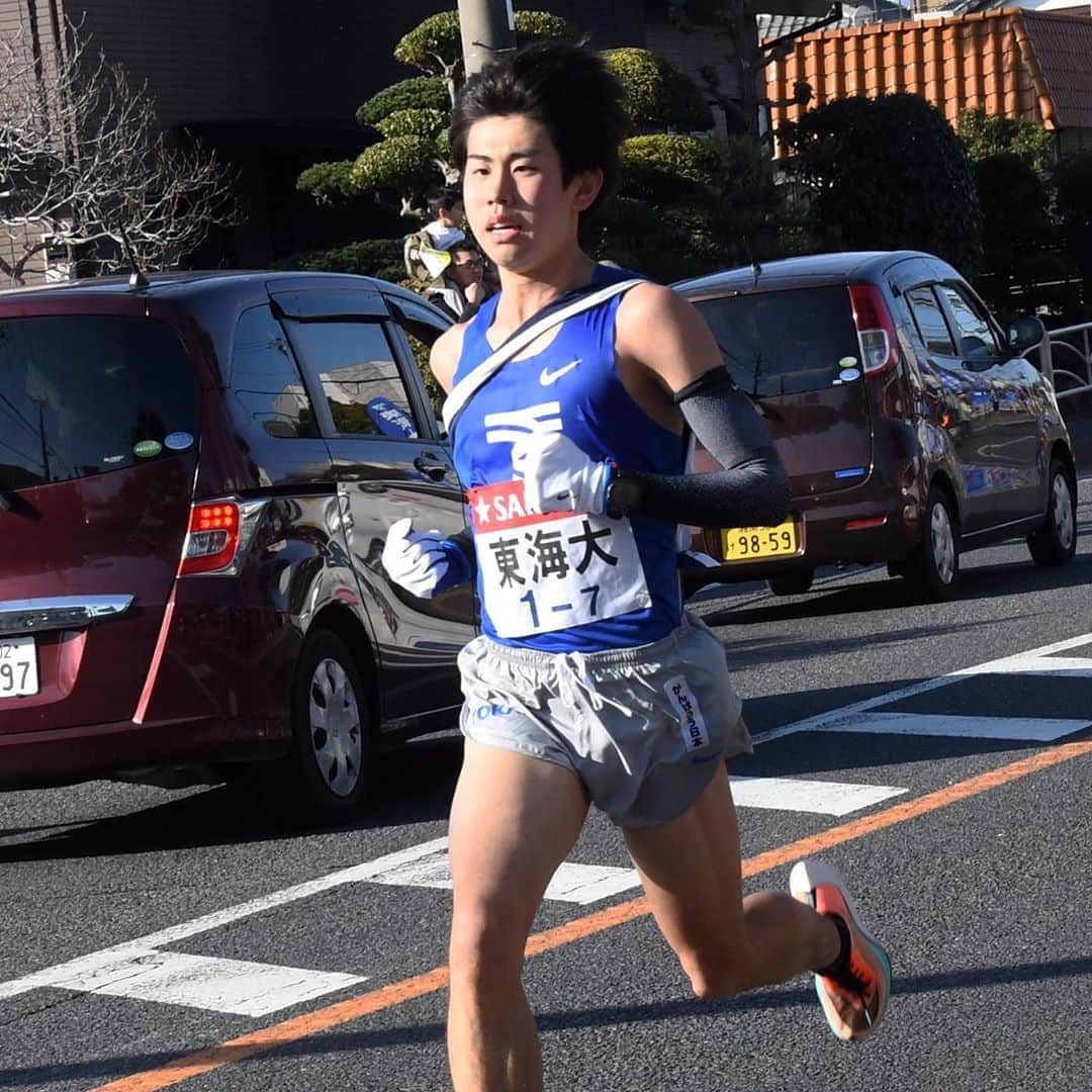 東海大学（公式）さんのインスタグラム写真 - (東海大学（公式）Instagram)「【箱根駅伝7区】 松崎選手トップと2分1秒の2位で小松選手へ襷リレー🎽 1年生ながら堂々とした走りでした🏃‍♂️💨 小松選手に期待っ‼️ #東海大学#箱根駅伝#松崎咲人#Gotokai」1月3日 10時09分 - tokai_univ_