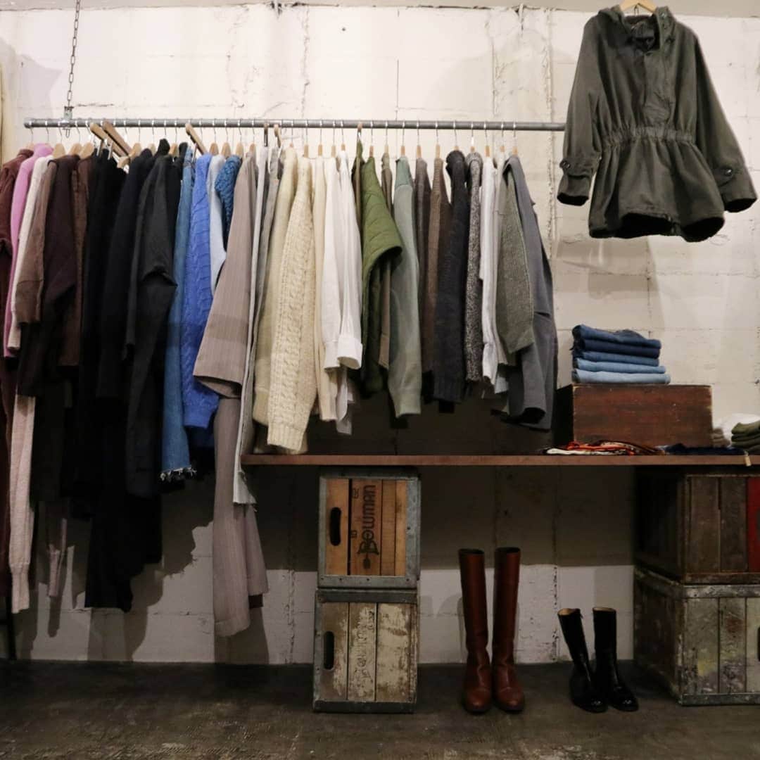 吉祥寺 古着屋 Orfeoのインスタグラム：「2020/1/3  本日1/3冬のSALEがスタートいたします  新商品の入荷、スペシャルアイテムも併せて楽しんでいただければと思っております  2020年もよろしくお願いいたします  #orfeo #kichijoji #tokyo #vintage#used #fashion #coordinate #outfit」