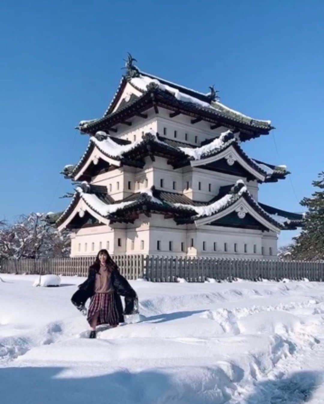 津島衣里さんのインスタグラム写真 - (津島衣里Instagram)「おはようなのだ☃️ 青い空っ♪白い雪〜♪ ‪ふふんふふんふふんふふんふんふんふふん‬♫ #青森 #弘前城 #行くぜ東北 #使徒みたいだね #てんきよしこちゃん」1月3日 10時16分 - eritsushima_official