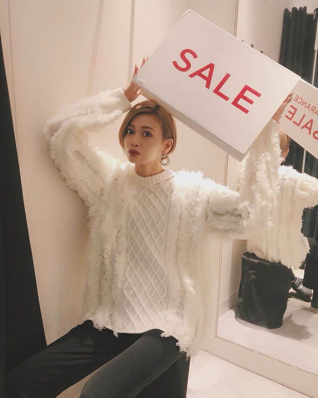 kazuki youdaのインスタグラム：「_ SALE2日目❤️ 本日のTIME SALE情報⏰📣 .  14:00〜15:00 16:30〜17:00  本日のタイムセールは2回😗💗 新作ITEMもSALE ITEMもお得に 手に入るチャンスなので 是非お待ちしております🥰🥰 .  私の着てる新作のフリンジニットも TIME SALE中はお得になっちゃうヨ👌_  @emoda_snap  @emoda_official #EMODA」