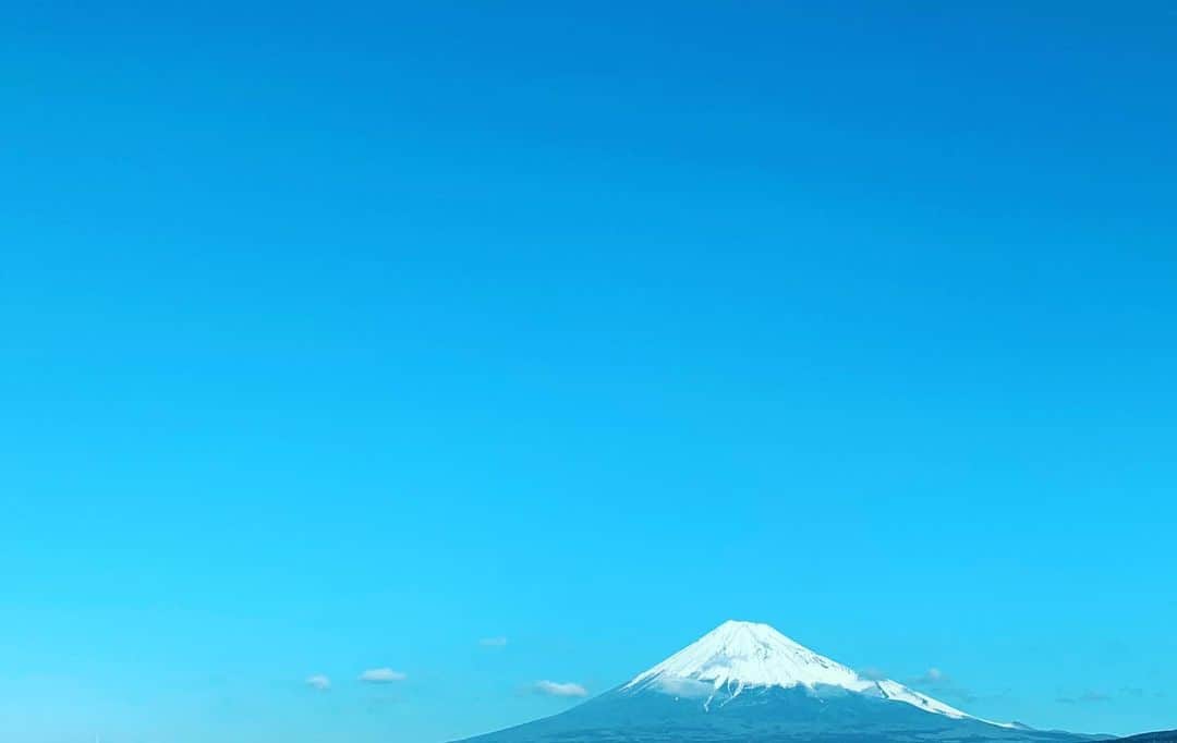 河瀬直美さんのインスタグラム写真 - (河瀬直美Instagram)「そして、東京。 恭賀新年✨ 天晴れ富士の山。  Happy New year✨  I am going to Tokyo! It's Mt. Fuji with a clear sky.  #オリンピック #始動 #奇跡 #olympics2020」1月3日 10時55分 - naomi.kawase