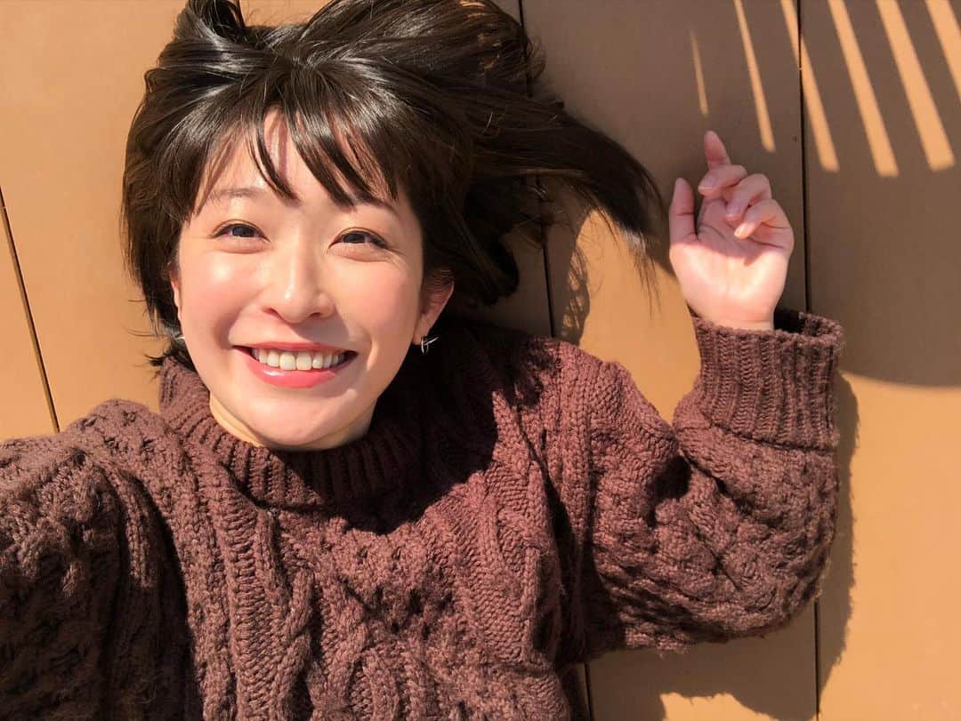 小野真弓さんのインスタグラム写真 - (小野真弓Instagram)「ぽっかぽか☀️ 布団と共に、自分も天日干し。 わんこがうろちょろ なんて平和な午前🕊(*´ω`*) #ひなたぼっこ日和 #のんびり正月 #お家がいちばん #小野真弓#ちわわせ」1月3日 11時04分 - hanaharuaroi