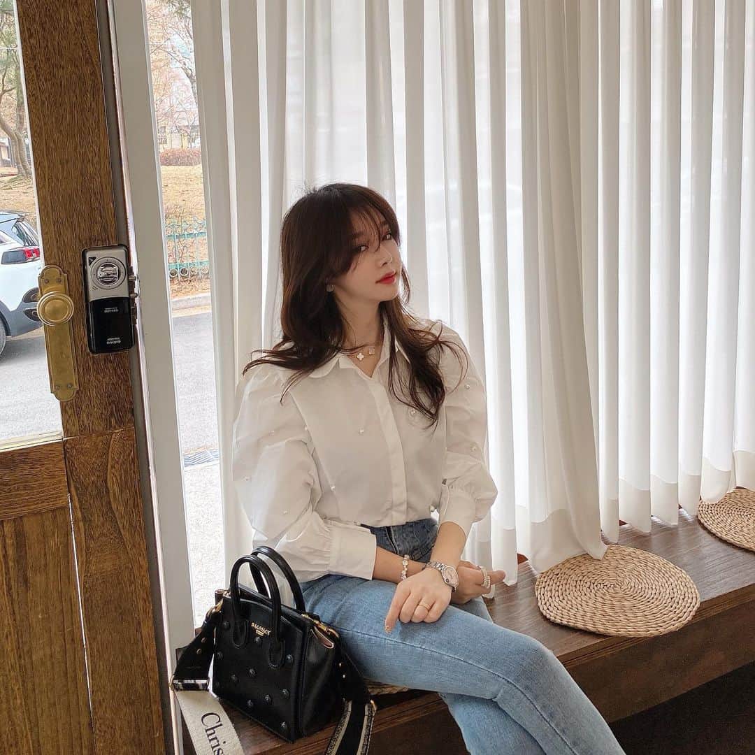 チョ・ミニョンさんのインスタグラム写真 - (チョ・ミニョンInstagram)「문의가 너무 많은 가방 바로 #발망 이였어요🥳💕 개인적으로 저의 #코디팁 을 드리자면, • 발망백 + 디올 스트랩 • • 새들백 + 발망 스트랩 • 뭔가 더 안정감 있지 않나요?🧚🏻‍♀️👉🏻코디샷 봐주세요 _ღෆ ⠀⠀⠀⠀⠀⠀⠀ 😳언제 샀는지는 정확히 기억이 안나요 😰묵은지 개시했던거라 작년 새들백과 함께 코디했던 저 체인 스트랩 새들백유저 분들에게문의 엄청 받았는데 이 발망백 스트랩이었어요 :> 가방도 신발도 #박스밖은위험해 생각이 짙어서 잘 개시를 안하네요 박스안에 있어야 #안정감 이 생겨요 😭 #나만이런가요? 작년에 묵은지 #스니커즈 개시해야지 했는데 또 1년이 지나갔네요😱 올 해는 꼭,,」1月3日 11時11分 - xxjominxx