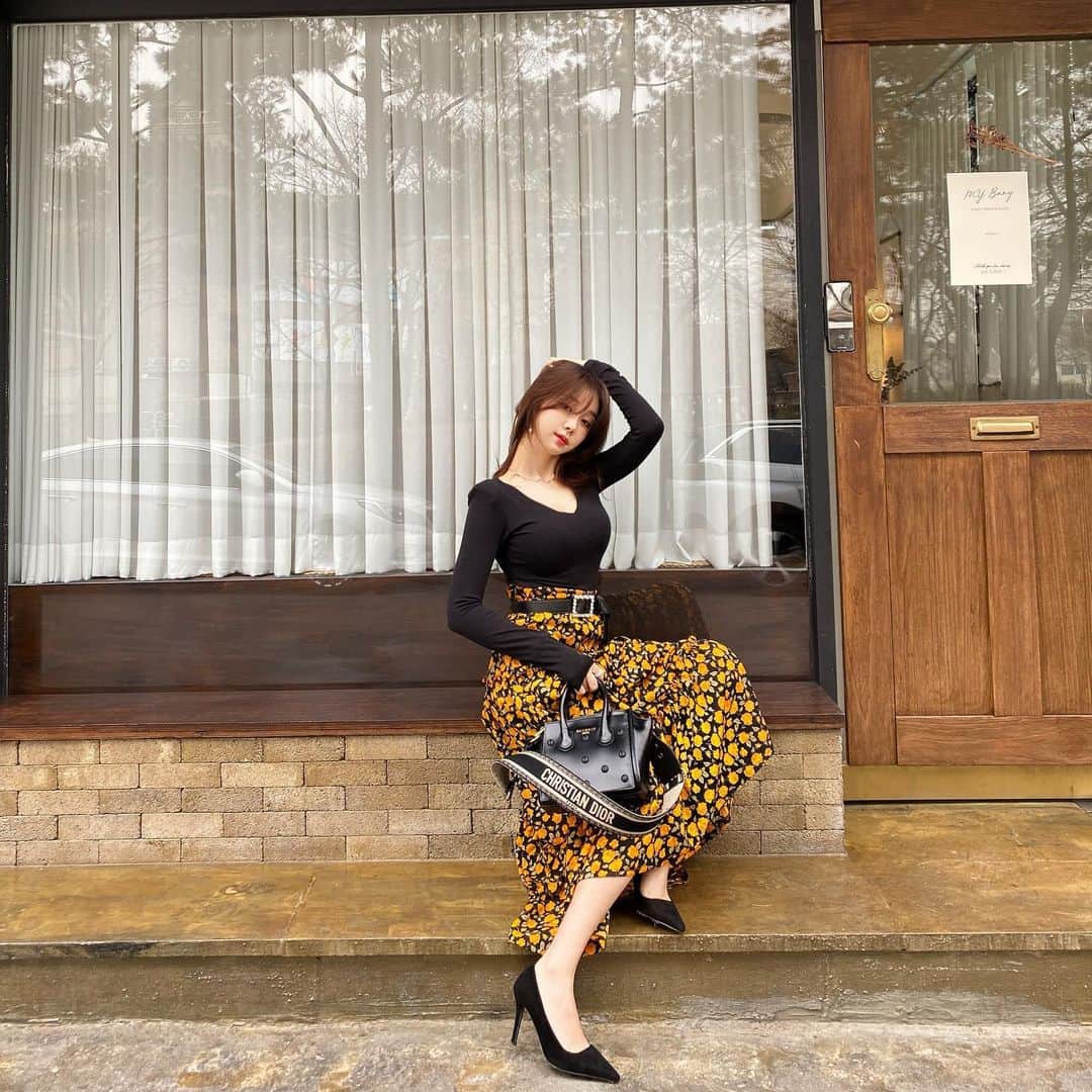 チョ・ミニョンさんのインスタグラム写真 - (チョ・ミニョンInstagram)「문의가 너무 많은 가방 바로 #발망 이였어요🥳💕 개인적으로 저의 #코디팁 을 드리자면, • 발망백 + 디올 스트랩 • • 새들백 + 발망 스트랩 • 뭔가 더 안정감 있지 않나요?🧚🏻‍♀️👉🏻코디샷 봐주세요 _ღෆ ⠀⠀⠀⠀⠀⠀⠀ 😳언제 샀는지는 정확히 기억이 안나요 😰묵은지 개시했던거라 작년 새들백과 함께 코디했던 저 체인 스트랩 새들백유저 분들에게문의 엄청 받았는데 이 발망백 스트랩이었어요 :> 가방도 신발도 #박스밖은위험해 생각이 짙어서 잘 개시를 안하네요 박스안에 있어야 #안정감 이 생겨요 😭 #나만이런가요? 작년에 묵은지 #스니커즈 개시해야지 했는데 또 1년이 지나갔네요😱 올 해는 꼭,,」1月3日 11時11分 - xxjominxx