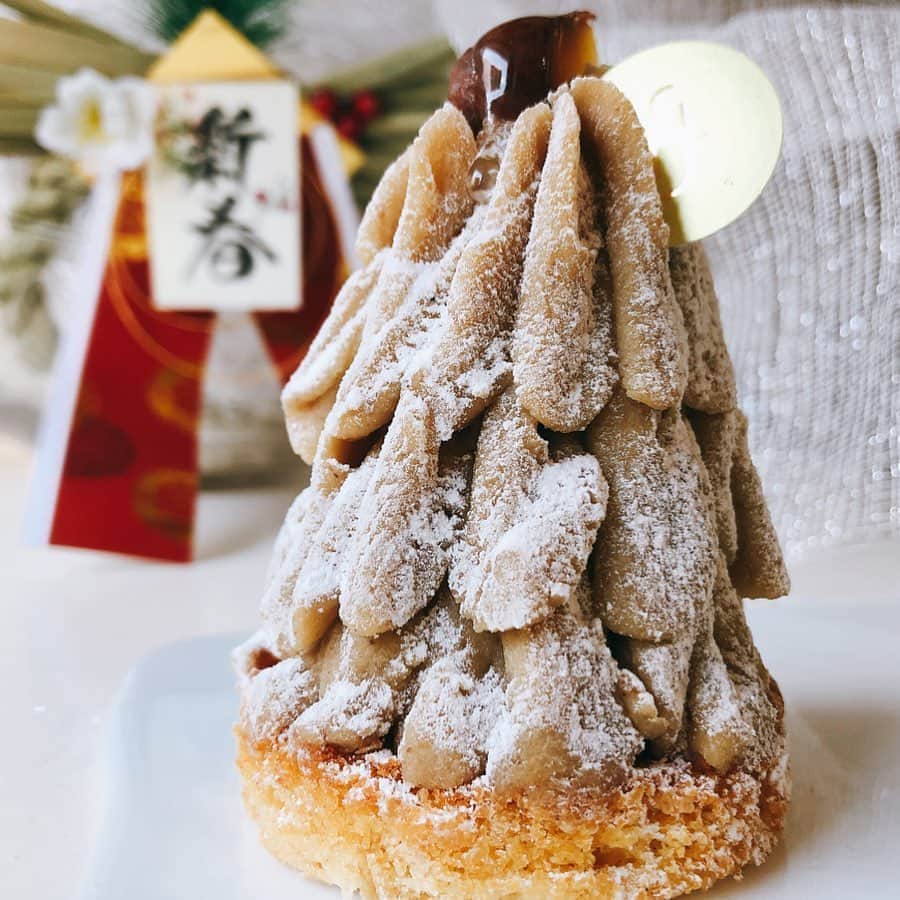 のインスタグラム：「🇯🇵🌰 新春 和栗モンブラン食べ比べ〜① ・ ・ お正月でも和栗モンブランが食べられるお店をご紹介♡ ・ ・ 熊本の阿蘇栗クリームがレース状でシュッと円錐に🌲 ・ ・ →2枚め断面)渋皮煮の香り良く生クリームが甘さ控えめなので食べやすいです♡ ・ ・ 渋谷スクランブルスクエア「fructus」で買えます。「フレッシュモンブラン」 お正月はデパ地下やホテルスイーツが重宝♡ ・ ・ #栗スイーツ#モンブラン#モンブラン巡り#和栗#和栗のモンブラン#栗#フランス栗#里井真由美#1級フードアナリスト里井真由美#さといいね#栗スイーツ#デパ地下#ホテルスイーツ#デパ地下スイーツ#ホテル#ありが糖運動#まゆログ#フードジャーナリスト里井真由美」