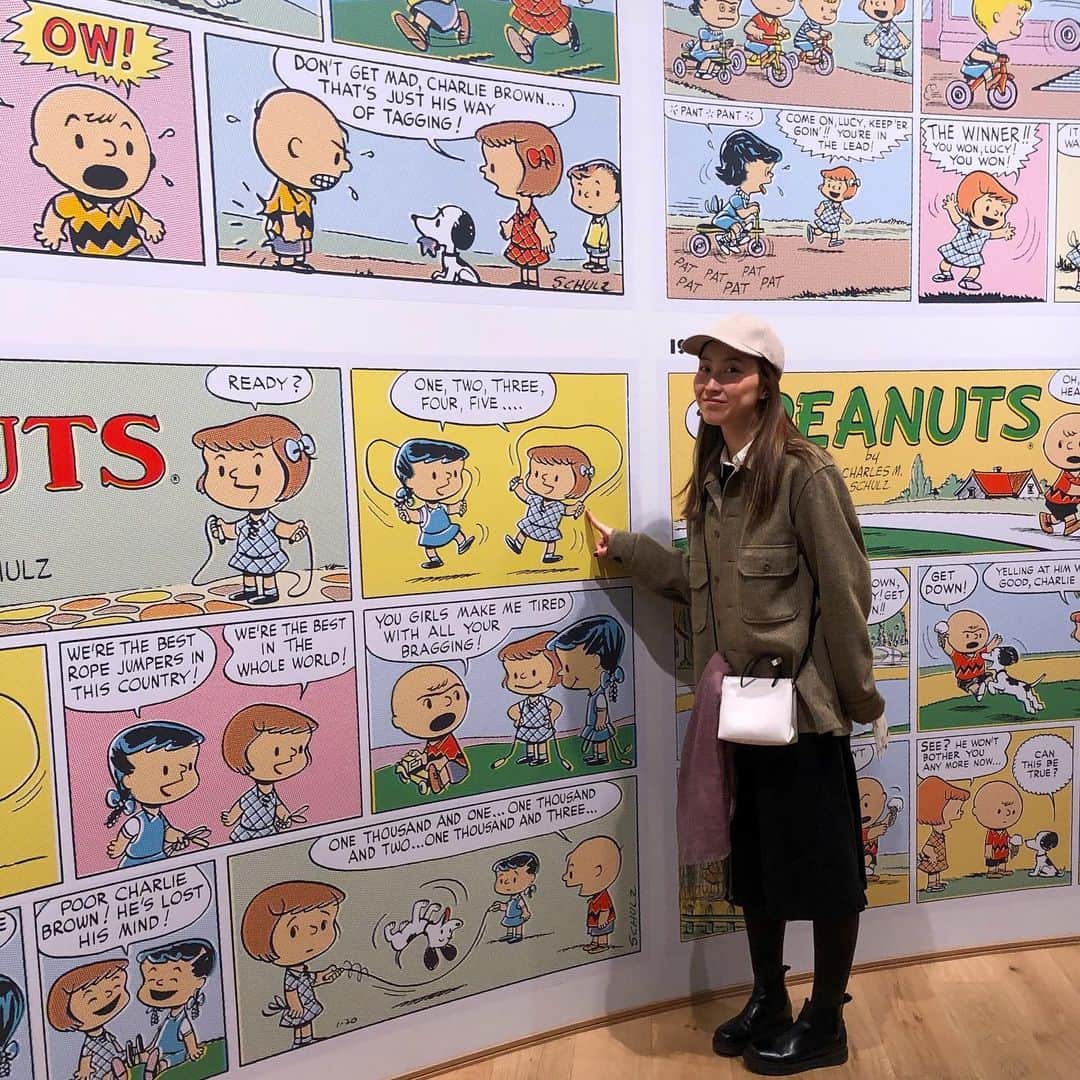 平川はる香のインスタグラム：「. 仕事初めだーよっ！ チャーリーブラウン、きょうから小屋入り🙆🏻‍♀️ . きのうはスヌーピーミュージアムへ初詣🙏🏻 あらためて、半世紀も連載が続いてキャラクターたちが世界中で愛されているってすごいことだなと、シュルツさんの偉業を体感してきました。 サリーに出会えて光栄だな😌 . . 明日が初日、わたしの出演は明後日5日からです！ 本当に素敵な作品なのでぜひ観にいらしてくださいね☺︎ . . . #すいあろ#スヌーピー#スヌーピーミュージアム#happiness#ハピネス」