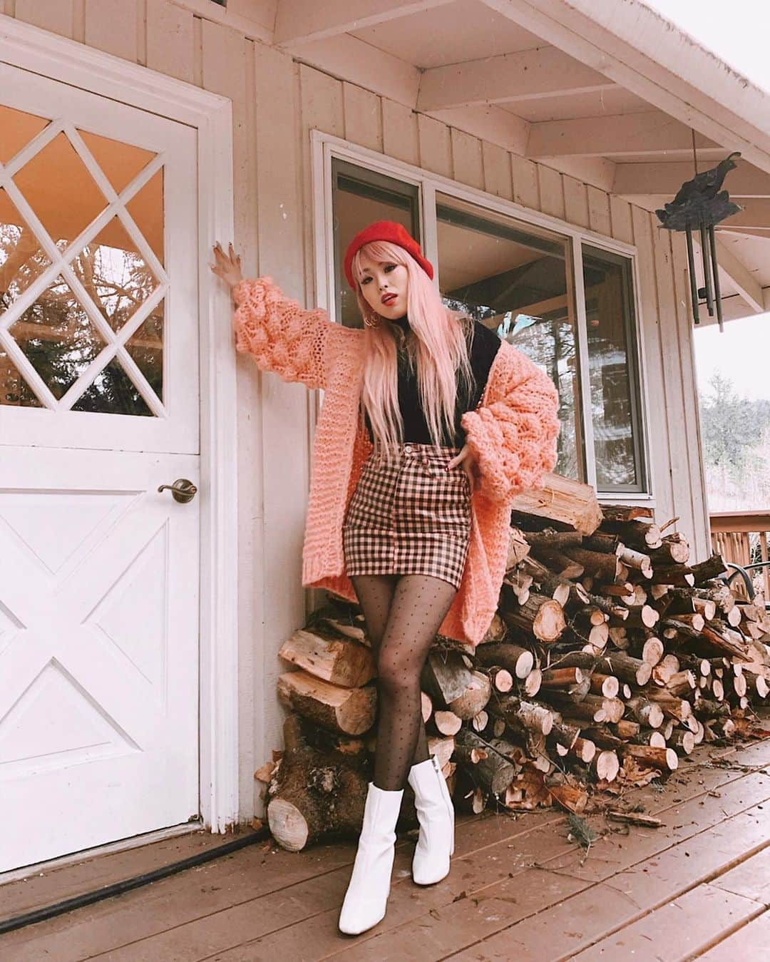 AikA♡ • 愛香 | JP Blogger • ブロガーのインスタグラム：「The problem when you dye your hair a completely different color is that you still have tons of pics with your old hair that still deserve to be shared with the world ❤️🖤💗🤍 ﻿ I don’t want you to miss out on any of the content I have saved up 😉 and posting WHAT I WANT to post without worrying too much about people’s opinions is one of my 2020 resolutions, so I am a HAPPY girl ☺️✨﻿ ﻿ ⋆ ⋆ ⋆ ⋆ ﻿ ﻿ ピンクの髪の時のコーデがまだまだたくさんあるの💕﻿ 冬でも寒くても可愛いから﻿ たまにめっちゃくちゃミニが履きたくなる時ってない⁇🎵❄️﻿ だから可愛いタイツゎ欠かせません😍🖤﻿ 無地よりもドット派✨﻿ ﻿ いつまでミニが似合う体型をキープ出来るように﻿ 頑張らなきゃっw﻿ww -﻿ #babesofmissguided #ootd #winteroutfits #nastygalsdoitbetter #petitefashion #bebebabe #冬コーデ」