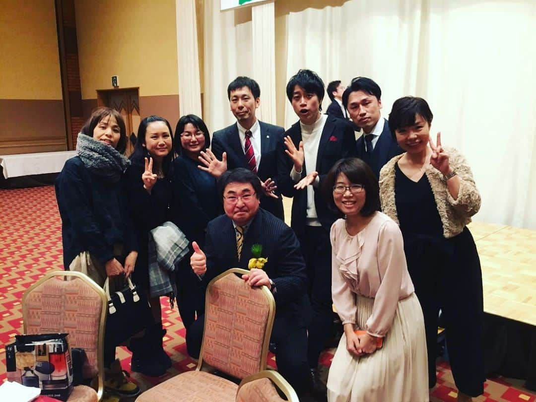 高倉陵さんのインスタグラム写真 - (高倉陵Instagram)「‪インスタの皆様あけましておめでとうございます。  昨夜2020年1月2日は‬ ‪北海道帯広柏葉高等学校第49期同期会。‬ ‪一生に一度くらいの学年の同窓会。‬ ‪そのオープニングで三拍子の漫才。‬ ‪同級生の笑顔に隣に久保。‬ ‪こんなに幸せな事あるかい！！‬ ‪夢でみるような光景だったな。‬ ‪ノンアルで朝まで最高に楽しくホクホクな時間過ごしたが、帰りアイスバーンでど滑りこいた。‬ #柏葉高校 #柏葉高校同窓会  #三拍子 #三拍子高倉 #高倉陵 #comedian #comedy #japanese #Japan #funny #instalike #お笑い #お笑い芸人 #芸人 #漫才師 #manzai #お笑いライブ #instafanny #intersting #standupcomedy #standupcomedyshow #」1月3日 11時27分 - takakulife