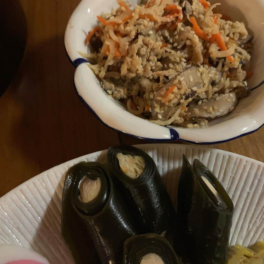 大塚良子さんのインスタグラム写真 - (大塚良子Instagram)「元旦は @makiryoke さんちで新年会。 前日から仕込んでくれたお節どれもこれも美味しかった〜中でも炒ってからじっくり擦ったゴマをたっぷり和えた紅白なますは絶品。私はアワビの炊き込みご飯を担当、これに @chefkatsubk さんでオーダーしてたイクラ醤油漬けをのせて至福の味でした。  #nyc #newyear #celebration  #happynewyear #japanese #traditional #food #japanesetraditionalfood #newyears #2020  #ニューヨークのお正月 #お正月 #海外生活　#ニューヨーク  #お節　#元旦」1月3日 11時27分 - ryokokonami