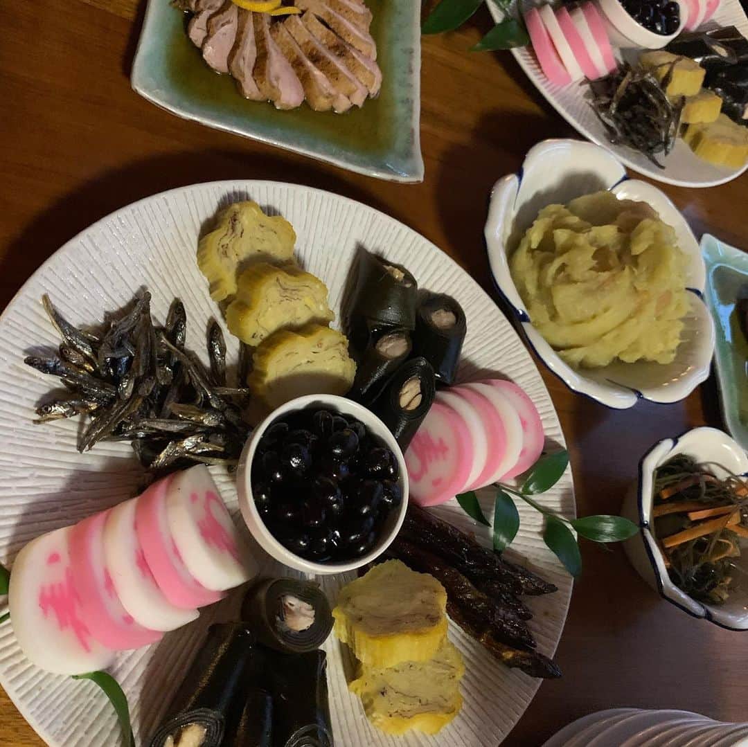 大塚良子さんのインスタグラム写真 - (大塚良子Instagram)「元旦は @makiryoke さんちで新年会。 前日から仕込んでくれたお節どれもこれも美味しかった〜中でも炒ってからじっくり擦ったゴマをたっぷり和えた紅白なますは絶品。私はアワビの炊き込みご飯を担当、これに @chefkatsubk さんでオーダーしてたイクラ醤油漬けをのせて至福の味でした。  #nyc #newyear #celebration  #happynewyear #japanese #traditional #food #japanesetraditionalfood #newyears #2020  #ニューヨークのお正月 #お正月 #海外生活　#ニューヨーク  #お節　#元旦」1月3日 11時27分 - ryokokonami