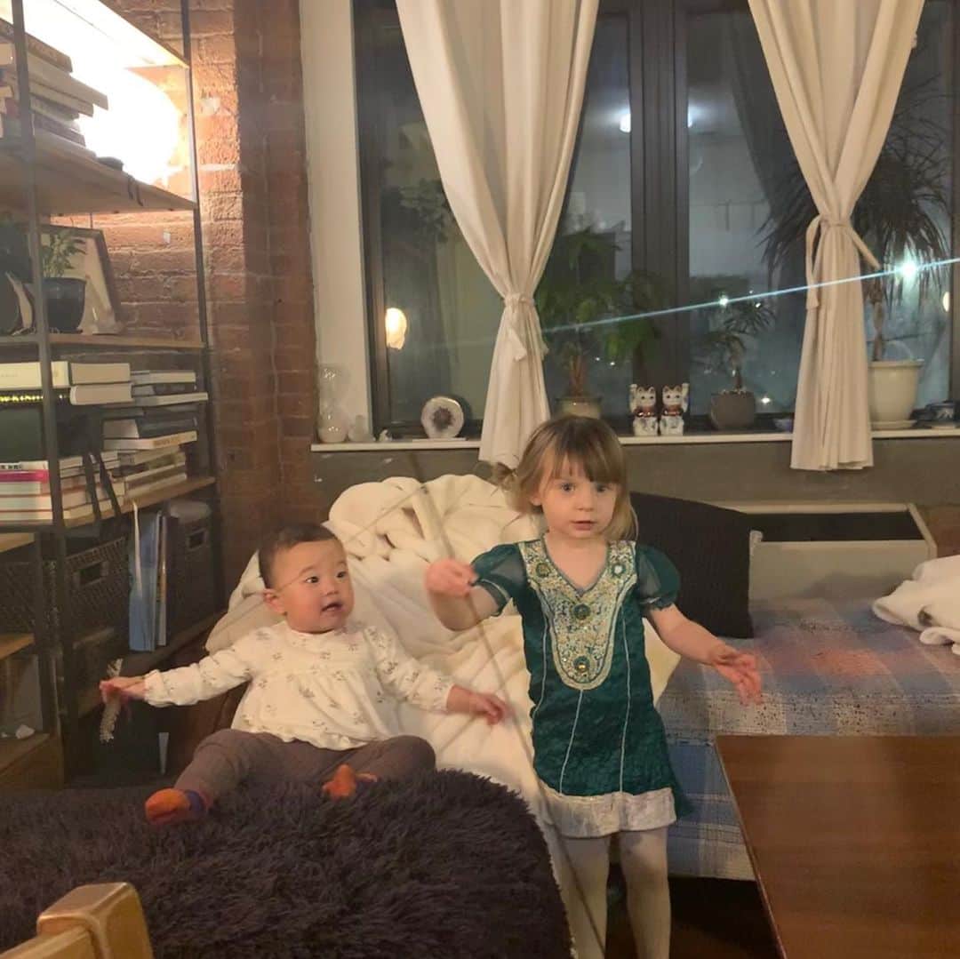 大塚良子さんのインスタグラム写真 - (大塚良子Instagram)「元旦は @makiryoke さんちで新年会。 前日から仕込んでくれたお節どれもこれも美味しかった〜中でも炒ってからじっくり擦ったゴマをたっぷり和えた紅白なますは絶品。私はアワビの炊き込みご飯を担当、これに @chefkatsubk さんでオーダーしてたイクラ醤油漬けをのせて至福の味でした。  #nyc #newyear #celebration  #happynewyear #japanese #traditional #food #japanesetraditionalfood #newyears #2020  #ニューヨークのお正月 #お正月 #海外生活　#ニューヨーク  #お節　#元旦」1月3日 11時27分 - ryokokonami