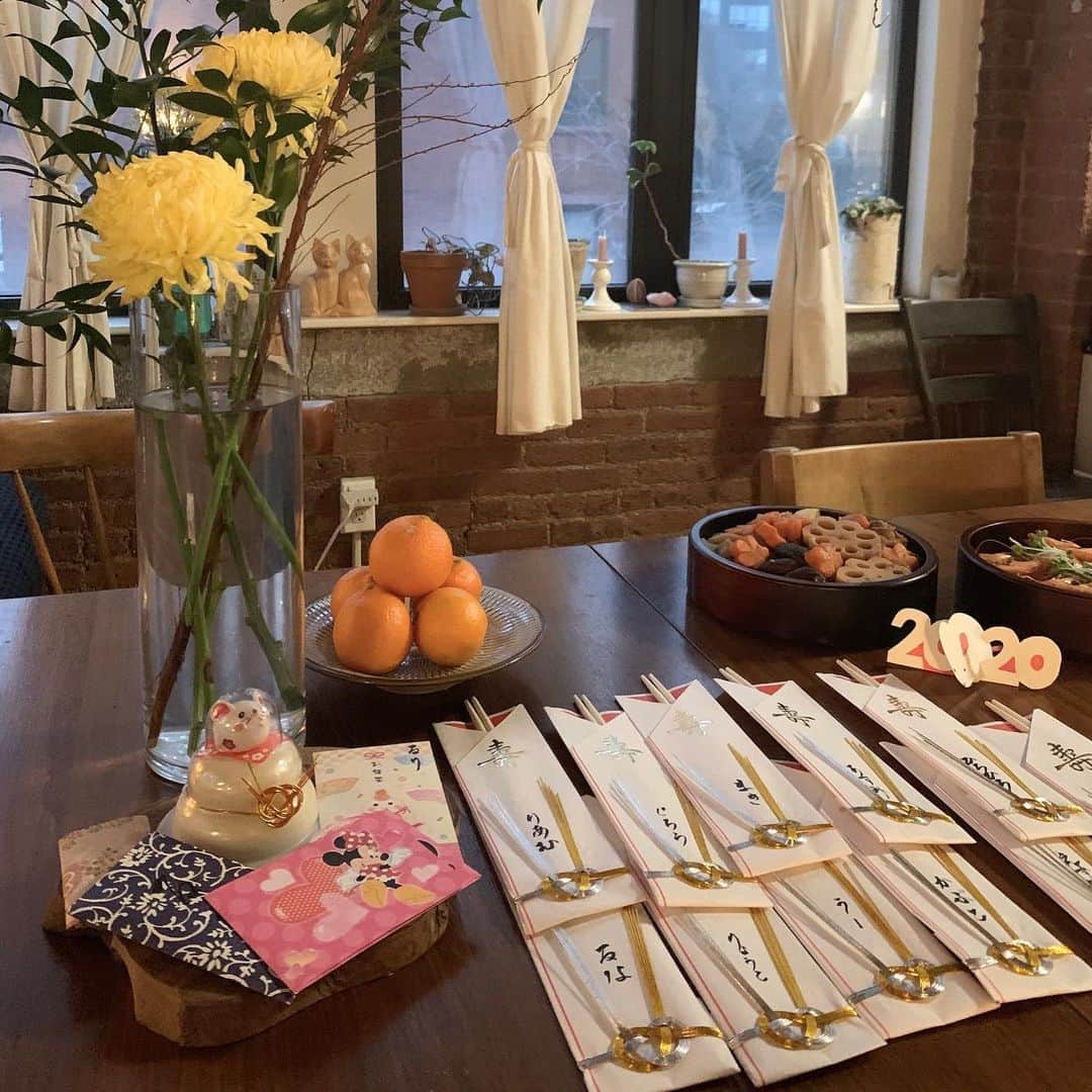 大塚良子さんのインスタグラム写真 - (大塚良子Instagram)「元旦は @makiryoke さんちで新年会。 前日から仕込んでくれたお節どれもこれも美味しかった〜中でも炒ってからじっくり擦ったゴマをたっぷり和えた紅白なますは絶品。私はアワビの炊き込みご飯を担当、これに @chefkatsubk さんでオーダーしてたイクラ醤油漬けをのせて至福の味でした。  #nyc #newyear #celebration  #happynewyear #japanese #traditional #food #japanesetraditionalfood #newyears #2020  #ニューヨークのお正月 #お正月 #海外生活　#ニューヨーク  #お節　#元旦」1月3日 11時27分 - ryokokonami