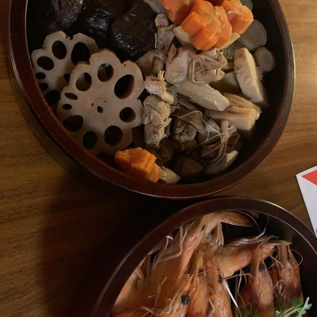 大塚良子さんのインスタグラム写真 - (大塚良子Instagram)「元旦は @makiryoke さんちで新年会。 前日から仕込んでくれたお節どれもこれも美味しかった〜中でも炒ってからじっくり擦ったゴマをたっぷり和えた紅白なますは絶品。私はアワビの炊き込みご飯を担当、これに @chefkatsubk さんでオーダーしてたイクラ醤油漬けをのせて至福の味でした。  #nyc #newyear #celebration  #happynewyear #japanese #traditional #food #japanesetraditionalfood #newyears #2020  #ニューヨークのお正月 #お正月 #海外生活　#ニューヨーク  #お節　#元旦」1月3日 11時27分 - ryokokonami