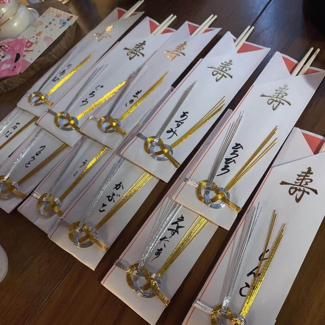 のインスタグラム：「元旦は @makiryoke さんちで新年会。 前日から仕込んでくれたお節どれもこれも美味しかった〜中でも炒ってからじっくり擦ったゴマをたっぷり和えた紅白なますは絶品。私はアワビの炊き込みご飯を担当、これに @chefkatsubk さんでオーダーしてたイクラ醤油漬けをのせて至福の味でした。  #nyc #newyear #celebration  #happynewyear #japanese #traditional #food #japanesetraditionalfood #newyears #2020  #ニューヨークのお正月 #お正月 #海外生活　#ニューヨーク  #お節　#元旦」