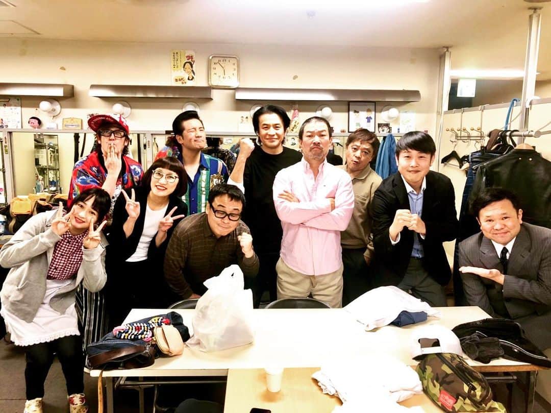 のインスタグラム：「金成さんが大阪の新喜劇に行かれるので今日で木村さん班SPコメディでの金成さんとの共演は一旦ラストでした。 ・ なりちゃんと呼ばせてくださる懐の深さ、優しく鋭い心地の良いツッコミ、全てが有り難さの極みの方でした、、 ・ 何か永遠に会えない感じの文章になってしまいました☺️☺️私たちもすぐにでも大阪のお仕事で会えるよう頑張りますっ！！ ・ #最近金成さんを色んな現場で送別してる #菊池さんのことも送別した #菊池さん元気に日本いる」
