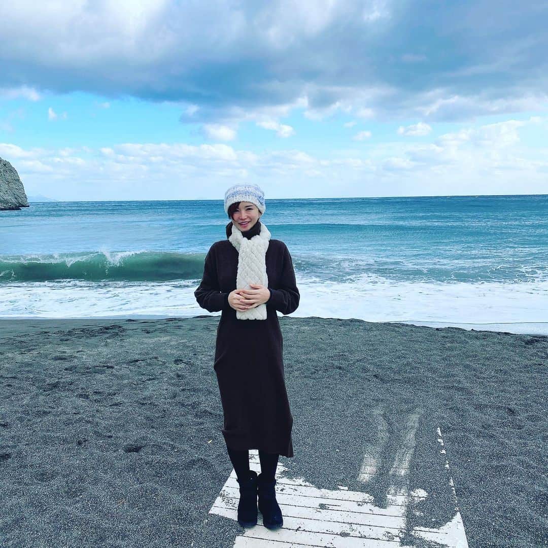 里美ゆりあのインスタグラム：「#海 #正月 #冬 #winter #Sea #サントリーニ島」