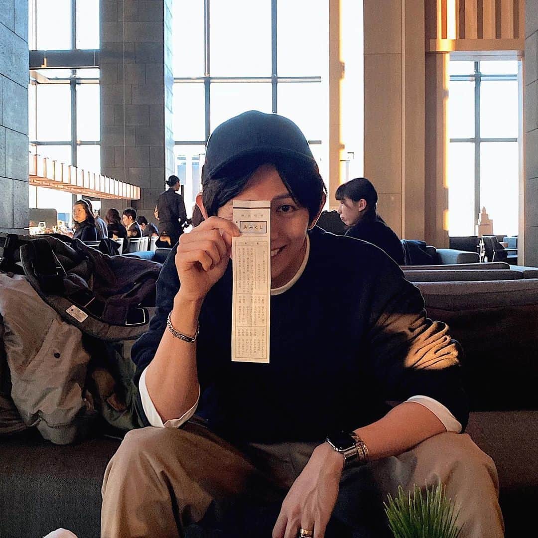 片山良平のインスタグラム：「・ ・ ・ 🌅謹賀新年🌅 本年もどうぞ宜しくお願い致します。 ・ 毎年恒例の神田明神へ 今年も1番の大吉🌟 ・ 最高の1年のはじまりだー！ ・ #大吉 #今年も一発 #おみくじ #最高で23回引いたことあるよ #4600円 #大吉出るまでやる #14年目の #恒例行事 #気持ちでかわるよ #1年のはじまり #神田明神」