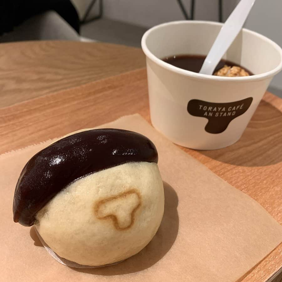 りょうくんグルメさんのインスタグラム写真 - (りょうくんグルメInstagram)「【北青山　TORAYACAFE】 あんこ好き必見のオシャレカフェ！！！ ㅤㅤㅤㅤㅤㅤㅤㅤㅤㅤㅤㅤㅤ 🏠#北青山　#TORAYACAFE 🚶‍♂️表参道駅徒歩5分 📖あんぱん(¥431) あんペースト追加(¥33) おしるこ(¥661)  もちもちむぎゅ生地 濃厚あんたっぷり！ こんなおいしいあんぱん初めて食べた。  おしるこのあんこもうまい。 こっちのほうが少しだけさっぱりしてる。 中の白玉はまあ普通かな笑 ㅤㅤㅤㅤㅤㅤㅤㅤㅤㅤㅤㅤㅤ 店内オシャレでかなりの穴場カフェ。 広々としてめちゃくちゃおちつく ㅤㅤㅤㅤㅤㅤㅤㅤㅤㅤㅤㅤㅤ 韓国っぽいあんぱんは北青山店限定らしいから気をつけて。 ＋33円でできるあんペースト追加したほうが寿司みたいでかわいい ㅤㅤㅤㅤㅤㅤㅤㅤㅤㅤㅤㅤㅤ 他の飲み物も全部あんこ入ってるみたい。 韓国人には有名だけど日本人にはあまり知られてないあんこたっぷりあんぱんオススメ！  東京都港区北青山3-12-1  営業時間 11:00〜19:00  定休日第2、第4水曜日」1月3日 20時53分 - uryo1113