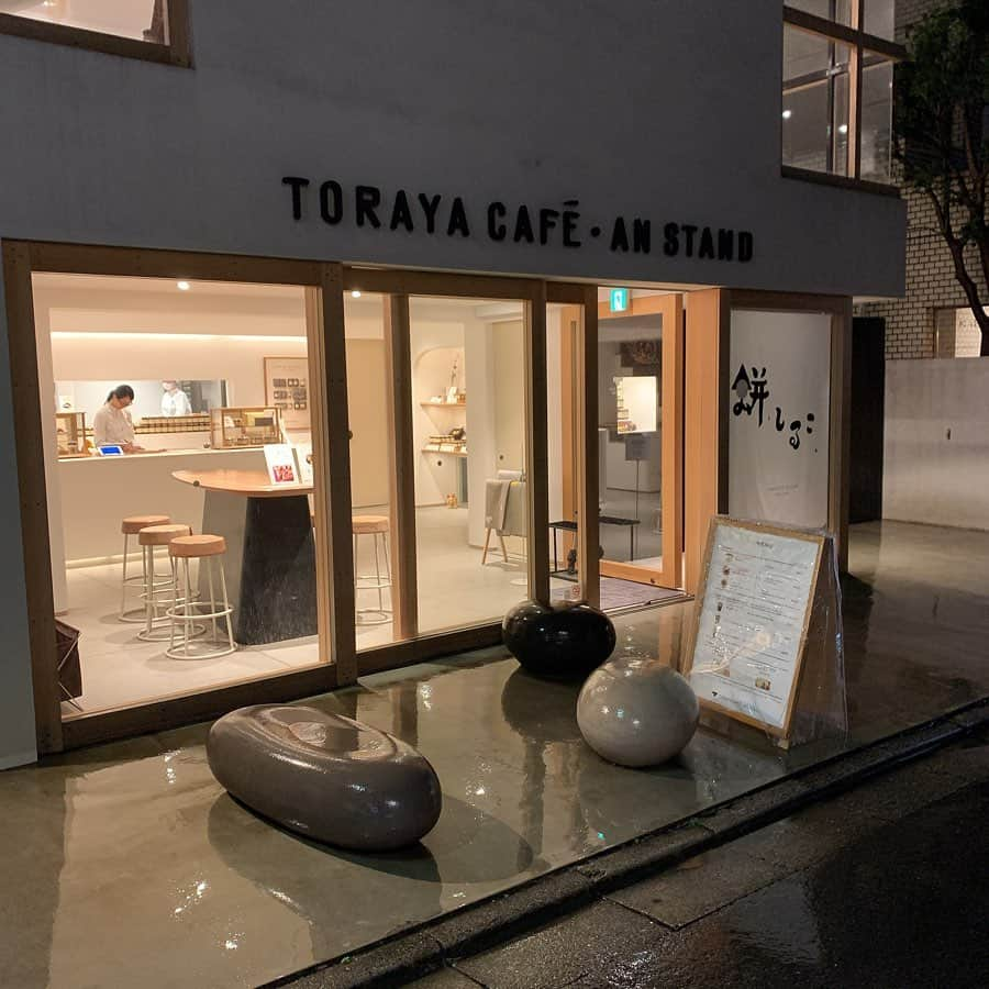 りょうくんグルメさんのインスタグラム写真 - (りょうくんグルメInstagram)「【北青山　TORAYACAFE】 あんこ好き必見のオシャレカフェ！！！ ㅤㅤㅤㅤㅤㅤㅤㅤㅤㅤㅤㅤㅤ 🏠#北青山　#TORAYACAFE 🚶‍♂️表参道駅徒歩5分 📖あんぱん(¥431) あんペースト追加(¥33) おしるこ(¥661)  もちもちむぎゅ生地 濃厚あんたっぷり！ こんなおいしいあんぱん初めて食べた。  おしるこのあんこもうまい。 こっちのほうが少しだけさっぱりしてる。 中の白玉はまあ普通かな笑 ㅤㅤㅤㅤㅤㅤㅤㅤㅤㅤㅤㅤㅤ 店内オシャレでかなりの穴場カフェ。 広々としてめちゃくちゃおちつく ㅤㅤㅤㅤㅤㅤㅤㅤㅤㅤㅤㅤㅤ 韓国っぽいあんぱんは北青山店限定らしいから気をつけて。 ＋33円でできるあんペースト追加したほうが寿司みたいでかわいい ㅤㅤㅤㅤㅤㅤㅤㅤㅤㅤㅤㅤㅤ 他の飲み物も全部あんこ入ってるみたい。 韓国人には有名だけど日本人にはあまり知られてないあんこたっぷりあんぱんオススメ！  東京都港区北青山3-12-1  営業時間 11:00〜19:00  定休日第2、第4水曜日」1月3日 20時53分 - uryo1113