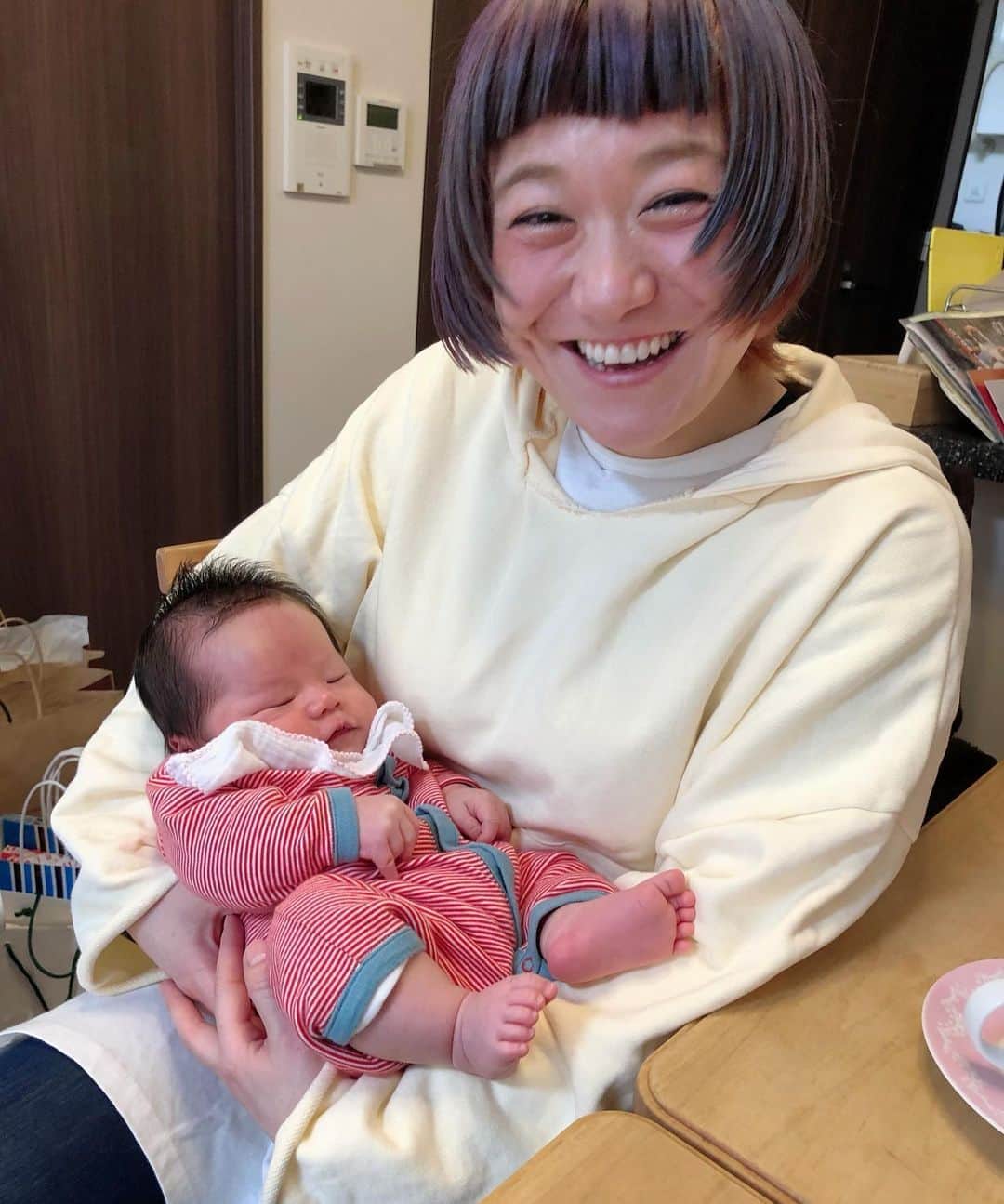 和田美枝のインスタグラム：「市川Babyはじめまして👶🏻❤️ #市川くん家のBaby👶🏻 #はじめまして #帰る時ウインクしてくれた #寝かたカワイ❤️ #井上小小小公造 #あのですねぇこれ絶対に言わないで下さいね #市川くんの奥さんと喋ってたら市川くんの腹たつ部分一致したんですよ〜 #笑」