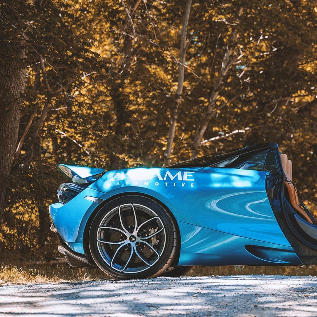 McLaren Automotiveさんのインスタグラム写真 - (McLaren AutomotiveInstagram)「The organic-looking form of the #720SSpider is no coincidence. It looks this way because of painstaking aerodynamic optimisation. #DidYouKnow the buttresses are topped with glazed floating elements, that direct air over the tonneau, improving powertrain cooling and increasing downforce.」1月3日 21時01分 - mclarenauto
