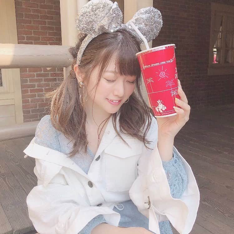 伊藤りかさんのインスタグラム写真 - (伊藤りかInstagram)「． リクエスト多数♡ 簡単！くるりんぱツインテール！ * 初詣の時にしてたアレンジです❤︎ ディズニーに行った時もしてたんやけど 帽子やカチューシャとの相性も抜群🐭♡ * まずは軽く巻いておくよ、 トップの髪の毛を丸くとって しっかりゴムで固定したらくるりんぱ❀ (くるりんぱしたらぎゅっと絞るのがポイント) * 束感ができるように引き出していく、 ふんわり感を意識してね♡ 次に顔周りの後れ毛を残して 前と後ろで挟むようにして固定する！ ここもくるりんぱしてぎゅっと絞るよ〜 * 2段目も束感が出るように引き出して、 崩せたら毛先を１つにまとめて固定！ * ここでゴム隠しを(動画を参考にしてね！) ゴムに人差し指を通して １つ毛束をとったらくるんっと一周回す、 さっき指を通したゴムに毛束を入れ込むだけ◎ これで簡単にゴム隠しができるよ〜 * 後は最初に残した後れ毛を外巻きに、 両方同じようにしたらツインテールの完成！ くるりんぱだけやから簡単！しかも可愛い♡ 誰でも出来る女子力高めツインテール、 * #女の子 #モテ髪 #夏アレンジ #春アレンジ #巻き髪動画 #ヘアアレンジ動画 #デートヘア #アレンジ #セルフアレンジ #アレンジ動画 #ヘアアレンジ #ヘアスタイル #ヘアメイク #前髪 #前髪アレンジ #前髪巻き方 #スタイリング #くるりんぱ #ツインテール #ディズニー #ヘアアレンジ動画 #ディズニーランド #デート #movie #hairstyle #haircolor #hair #hairarrange #伊藤りか #snsクリエイター」1月3日 21時02分 - rrrika.i