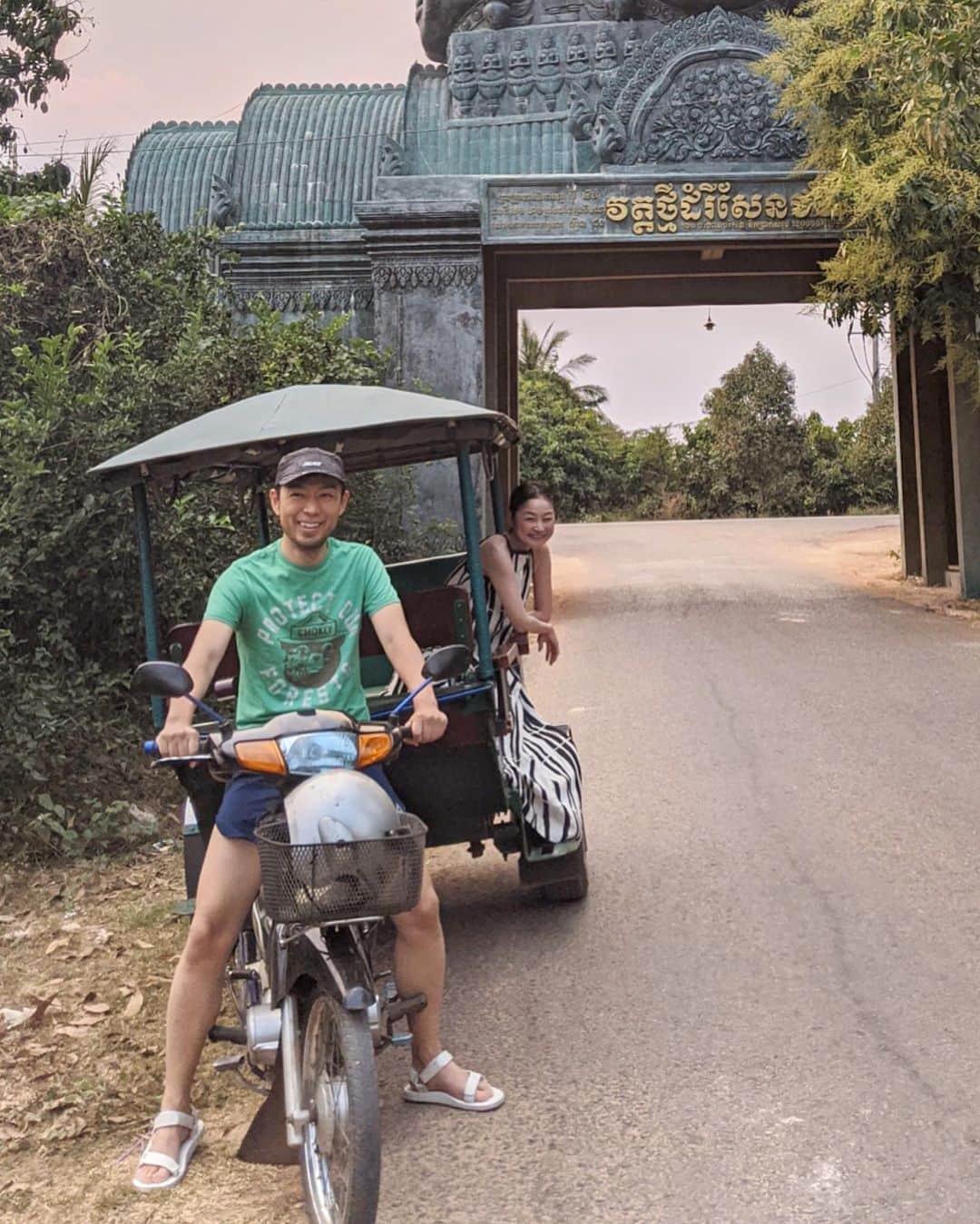 シトウレイさんのインスタグラム写真 - (シトウレイInstagram)「I enjoyed short adventure ! Going around of  Angkor wat and Angkor thom by tuktuk. 🦼🦽🦼🦽🦼🦽🦼🦽﻿ ﻿ Take a look at 5th pic! Yes, He become the driver of my fav vehicle!🤣🤣🤣 ﻿ ﻿ ﻿ 本とプールさえあればワテは満足じゃて…とグダグダ三昧を決め込んでたんですが、隣の人が「(シェムリアップまで来て)これじゃアカン！」と連れ出してくれてトュクトュク借りてのアンコール史跡巡り。﻿ ﻿ そういえば子供の頃、世界不思議発見のミステリーハンターになりたかった事を思い出しました。 ﻿ #angkorwat #angkorthom #sightseeing #cambodia #siemreap #fumikauchida #uggshoes #reishito #アンコールワット #シェムリアップ #歴史探訪﻿ #ミステリーハンター」1月3日 21時03分 - reishito