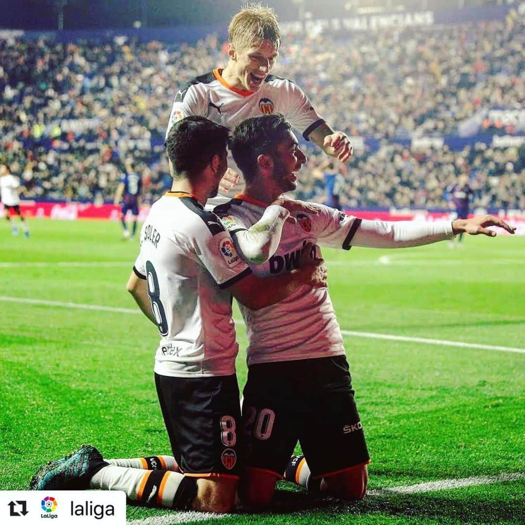 バレンシアCFさんのインスタグラム写真 - (バレンシアCFInstagram)「#Repost @laliga ・・・ 🦇🦇🦇 • #Soler #Ferran #Wass #Bats #Valencia #LaLiga #LaLigaSantander」1月3日 21時11分 - valenciacf