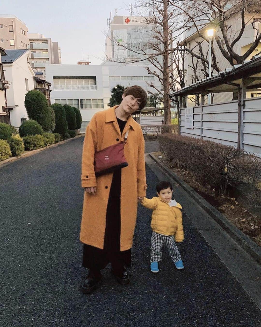 山口大地さんのインスタグラム写真 - (山口大地Instagram)「さぁ、本日から稽古開始﻿ ﻿ 皆んなはもう少しゆっくり？ ﻿ ﻿ いつか僕も父親になる時がくるのかな﻿ ﻿ なんて思ったり。﻿ ﻿ #親友の息子と﻿ #子ども大好き人間」1月3日 21時12分 - yamaguchidaichi_official