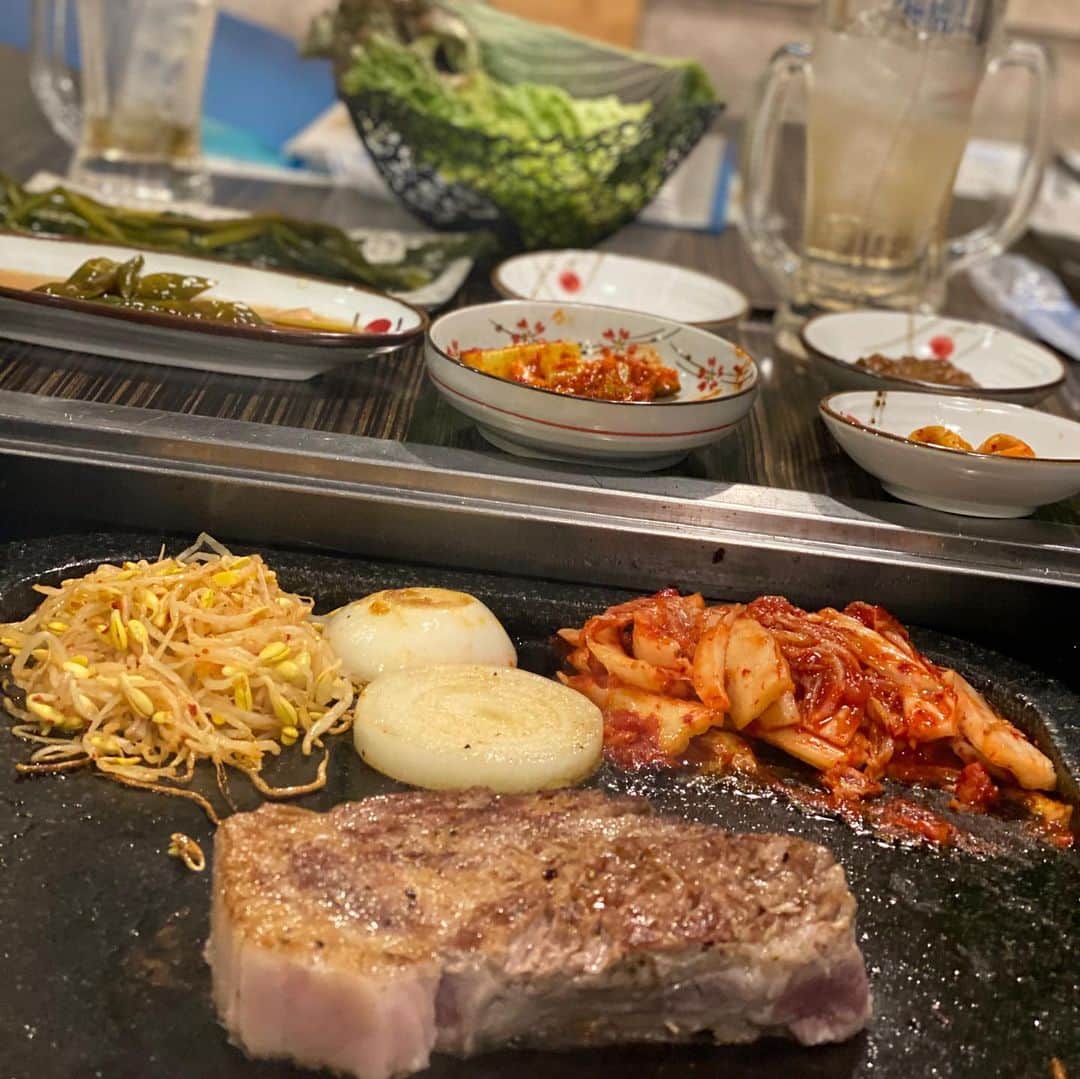 横田真一のインスタグラム：「新大久保でいい店見つけた からまーしん？新しい飲み物見つけた！サッパリ柑橘系焼酎！ チャドルバギ　薄い牛肉？マシソヨ キムチマリグクス　冷麺？最高！  #ゴルフ #グルメ#男子ゴルフ#男子ツアー#pga#ゴルフ女子#ゴルフレッスン#横田真一 #ナチュラルワイン#ボンサンテヨコタ#ゴルフ旅行#阪急交通社#つるやゴルフ#ELPA#ヨコタゴルフベース#ゴルフとグルメシリーズ  焼肉専門店 ヤキバンザイ 050-5595-9013 東京都新宿区百人町1-11-31 新大久保ビルディング　1F https://tabelog.com/tokyo/A1304/A130404/13177731/」