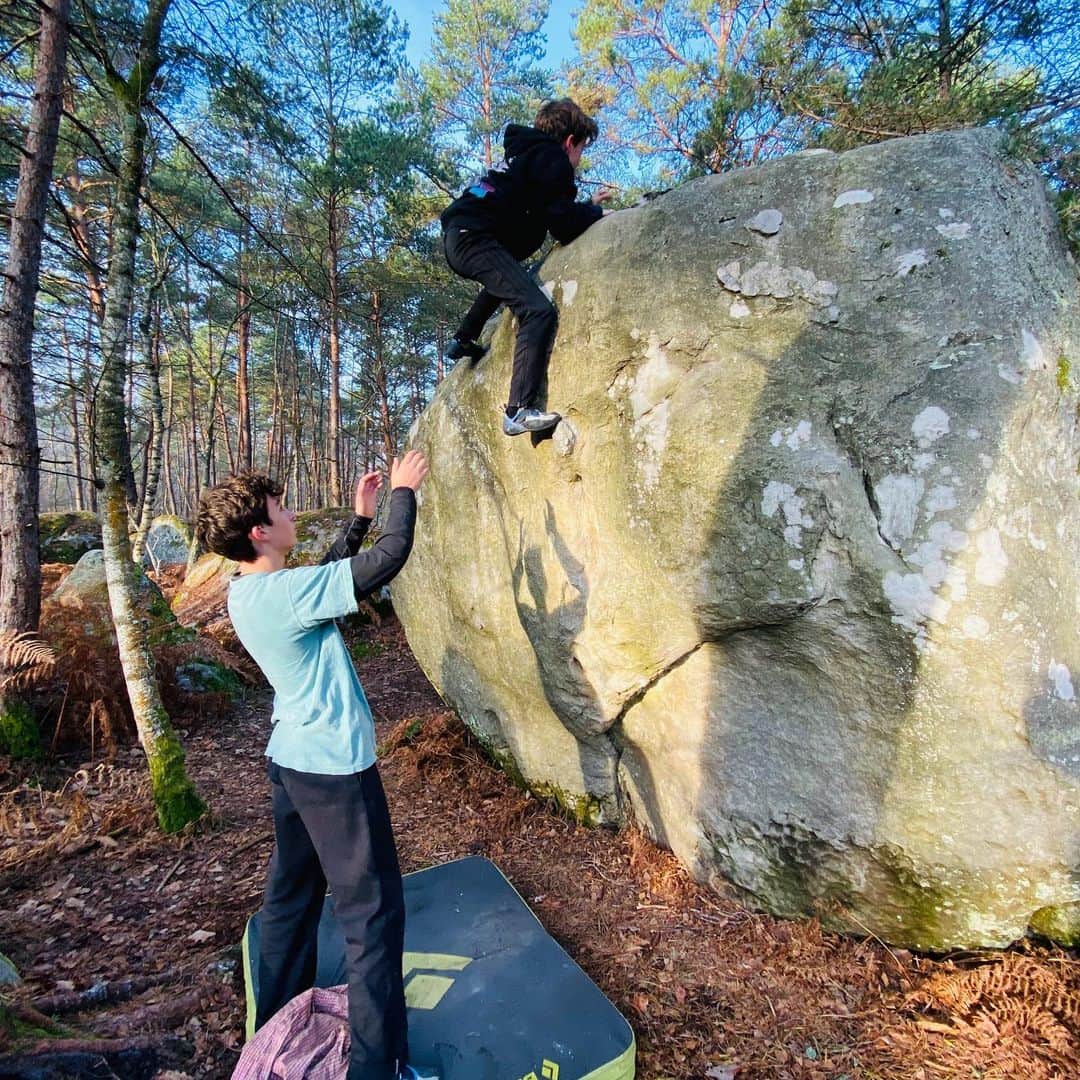 アナベス・ギッシュさんのインスタグラム写真 - (アナベス・ギッシュInstagram)「Brothers bouldering in the forest of Fontainebleau. An absolutely beautiful morning with @christophelaumone 🇫🇷🧗🏻‍♂️#cashallen #enzoallen #wadeallen #teamtouchstonesocal」1月3日 21時13分 - annabeth_gish