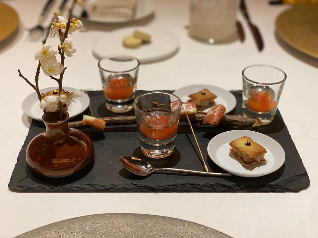 JUNNAのインスタグラム：「1月2日生まれの 生まれながらにめでたい母のBD DINNER㊗️🐒 ・ ・ #only #おめでとう#junna🥂 #ディナー#お誕生日」