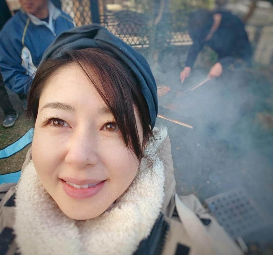 堀内敬子さんのインスタグラム写真 - (堀内敬子Instagram)「明けましておめでとうございます！  堀内家の実家にて。 みんなでの新年会！  庭に、こたつを出しての、バーベキュー。 大変だけど、楽しかったです。  今年も、様々な作品にてお会い出来るように、がんばりますので、よろしくお願いいたします。  #堀内敬子 #あけましておめでとうございます」1月3日 21時25分 - horiuchi_keiko