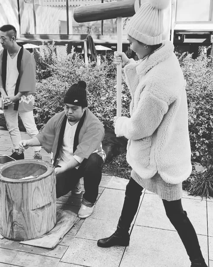 エミ・マイヤーのインスタグラム：「Happy New Year! Rice pounding ceremony to ring in the new year in Tokyo🥳 🇯🇵 ㊗️あけましておめでとうございます！@tysonsandcompany #餅つき　#mochi #ricecake #mochitsuki #tysonsandcompany」