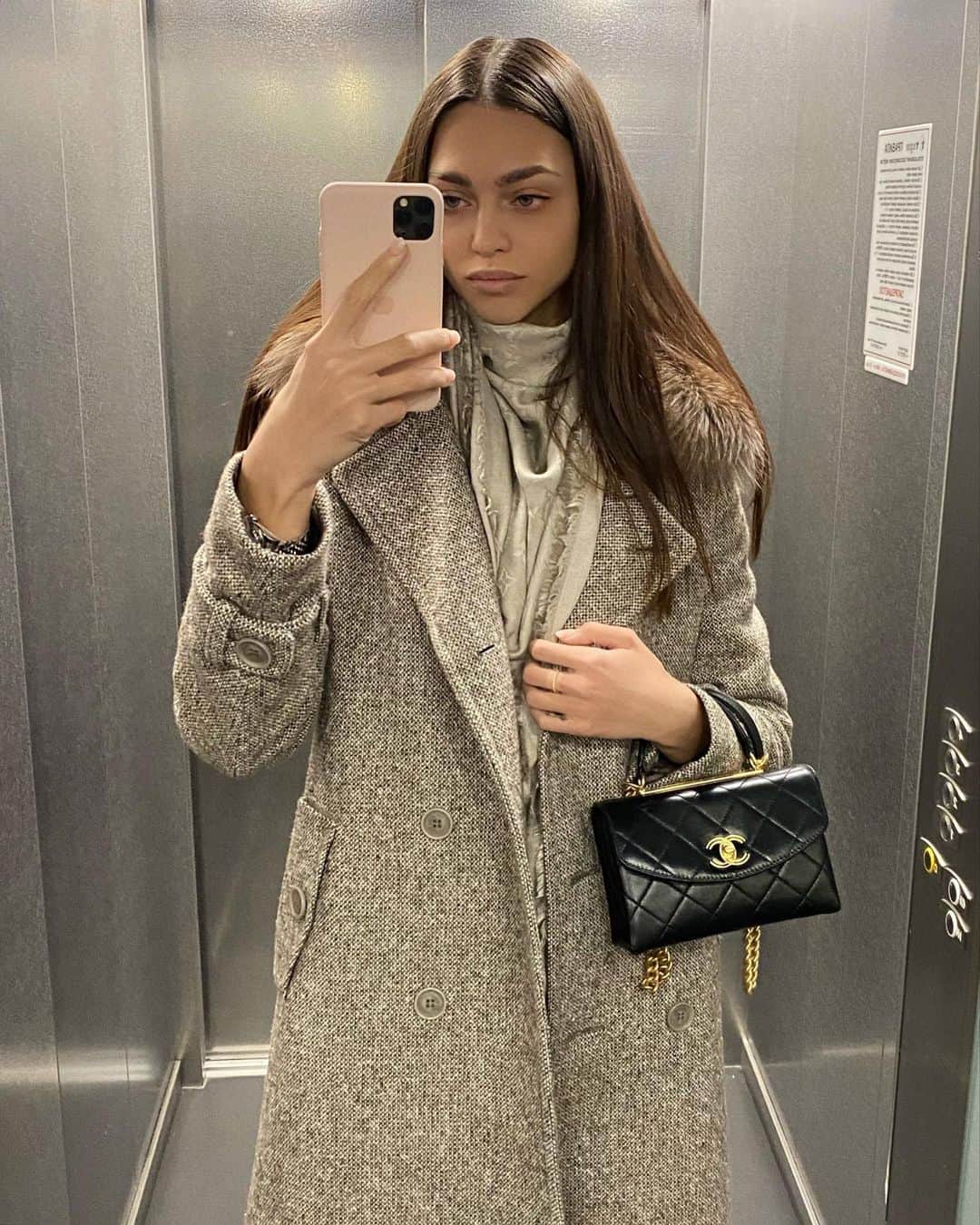 Zhenya Katavaのインスタグラム：「Чем дольше смотришь на фото которое хочешь выставить , тем меньше хочется его выставлять . 👩🏽‍⚖️」