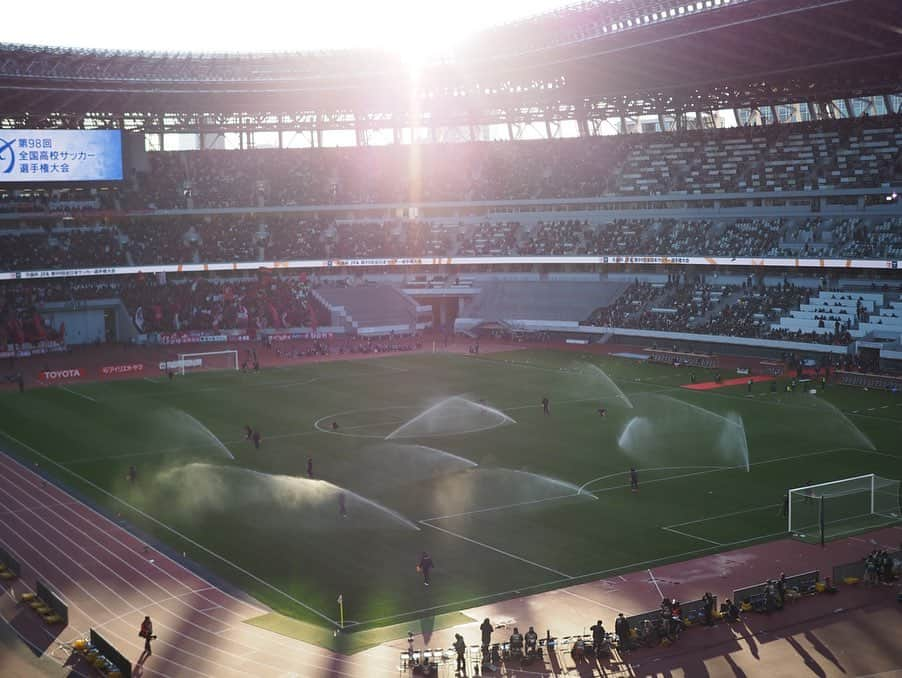 今井安紀さんのインスタグラム写真 - (今井安紀Instagram)「I watched a soccer game of the Emperor's cup which was also the opening of the new national stadium. The first picture is sunset from a seat at north east side. 元日は新しくなった国立競技場のスポーツのこけらおとしである天皇杯決勝へ。 夕焼けが綺麗に見える席にいたのであまり皆が撮っていないであろうこの写真を1枚目に。 レンズは特に記載がない場合、ミラーレス25mm、35mm換算50mm相当です。 ・No.1 夕焼けが綺麗。紫色と茜色のコントラストが見事。そしてピッチも含めた配色も綺麗。 ・No.2〜3 ここからは時系列。待機列から。綺麗だなとは思うけど、建て替えの時に期待した非凡なスタジアムではないというのが正直な感想。 ・No.4 最上層である3層目から。思いっきり広角で撮りました。(14mmにワイドコンバーターをつけて。35mm換算22mm相当) ・No.5 屋根部分。木材と鉄筋のコンビネーションがかっこいい。厨二ゴゴロをくすぐられる。 ・No.6〜7 今回観戦した2層目の北サイド自由席より。バックスタンド寄りだったので実際には北東の位置だと思う。午後は西日がダイレクトにきて日差しが地獄。暑い。何月だろうがみんなサングラス持って来て。 ・No.8 ほんのり夕焼け。 ・No.9 No.1を取った直後、露出-1.0に設定して撮影。色が濃く出ると同時に骨組みがより影っぽくなってまたかっこいい。 No.10 試合後に1層目ゴール裏エリアの入り口にて。最前列はフラットにしか見えないだろうけど少し上がれば思ったよりは見やすい。  #olympus #olympuspen #olympuspenepl9 #epl9 #nofilter #photolovers #noedit  #latergram #nationalstadium #nationalstadiumjapan #emperorscup #sunset #magichour  #オリンパス #オリンパスPEN #加工なし #ミラーレス一眼 #写真撮ってる人と繋がりたい #写真好きな人と繋がりたい #時差スタグラム #新国立競技場 #国立競技場 #マジックアワー #夕焼け #天皇杯 #天皇杯決勝」1月3日 21時20分 - i_am_akinyan0826