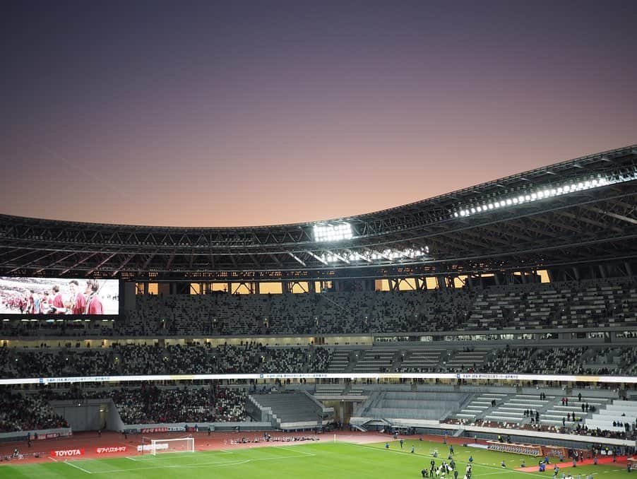 今井安紀さんのインスタグラム写真 - (今井安紀Instagram)「I watched a soccer game of the Emperor's cup which was also the opening of the new national stadium. The first picture is sunset from a seat at north east side. 元日は新しくなった国立競技場のスポーツのこけらおとしである天皇杯決勝へ。 夕焼けが綺麗に見える席にいたのであまり皆が撮っていないであろうこの写真を1枚目に。 レンズは特に記載がない場合、ミラーレス25mm、35mm換算50mm相当です。 ・No.1 夕焼けが綺麗。紫色と茜色のコントラストが見事。そしてピッチも含めた配色も綺麗。 ・No.2〜3 ここからは時系列。待機列から。綺麗だなとは思うけど、建て替えの時に期待した非凡なスタジアムではないというのが正直な感想。 ・No.4 最上層である3層目から。思いっきり広角で撮りました。(14mmにワイドコンバーターをつけて。35mm換算22mm相当) ・No.5 屋根部分。木材と鉄筋のコンビネーションがかっこいい。厨二ゴゴロをくすぐられる。 ・No.6〜7 今回観戦した2層目の北サイド自由席より。バックスタンド寄りだったので実際には北東の位置だと思う。午後は西日がダイレクトにきて日差しが地獄。暑い。何月だろうがみんなサングラス持って来て。 ・No.8 ほんのり夕焼け。 ・No.9 No.1を取った直後、露出-1.0に設定して撮影。色が濃く出ると同時に骨組みがより影っぽくなってまたかっこいい。 No.10 試合後に1層目ゴール裏エリアの入り口にて。最前列はフラットにしか見えないだろうけど少し上がれば思ったよりは見やすい。  #olympus #olympuspen #olympuspenepl9 #epl9 #nofilter #photolovers #noedit  #latergram #nationalstadium #nationalstadiumjapan #emperorscup #sunset #magichour  #オリンパス #オリンパスPEN #加工なし #ミラーレス一眼 #写真撮ってる人と繋がりたい #写真好きな人と繋がりたい #時差スタグラム #新国立競技場 #国立競技場 #マジックアワー #夕焼け #天皇杯 #天皇杯決勝」1月3日 21時20分 - i_am_akinyan0826