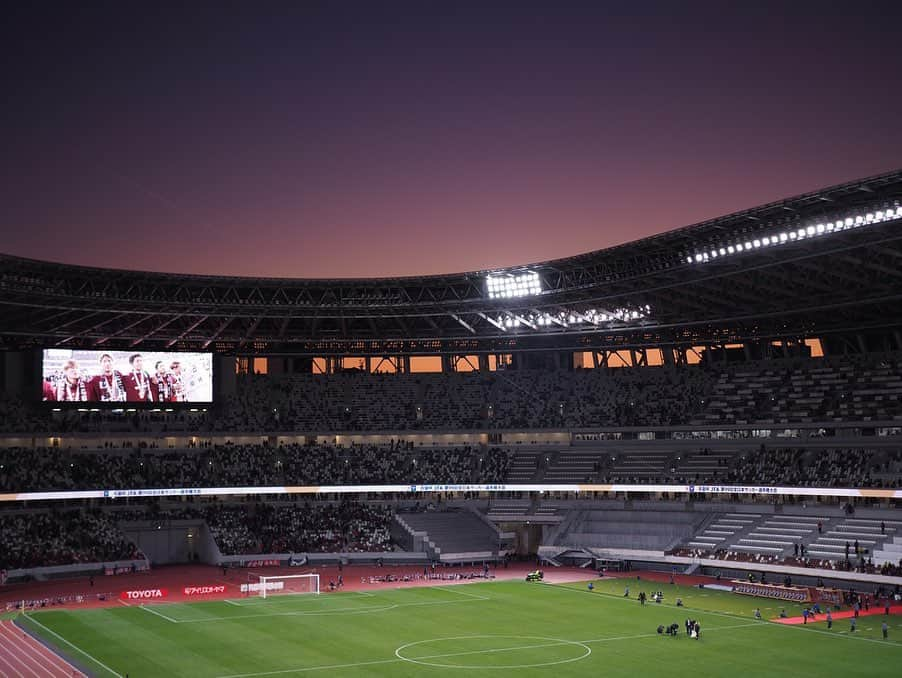 今井安紀さんのインスタグラム写真 - (今井安紀Instagram)「I watched a soccer game of the Emperor's cup which was also the opening of the new national stadium. The first picture is sunset from a seat at north east side. 元日は新しくなった国立競技場のスポーツのこけらおとしである天皇杯決勝へ。 夕焼けが綺麗に見える席にいたのであまり皆が撮っていないであろうこの写真を1枚目に。 レンズは特に記載がない場合、ミラーレス25mm、35mm換算50mm相当です。 ・No.1 夕焼けが綺麗。紫色と茜色のコントラストが見事。そしてピッチも含めた配色も綺麗。 ・No.2〜3 ここからは時系列。待機列から。綺麗だなとは思うけど、建て替えの時に期待した非凡なスタジアムではないというのが正直な感想。 ・No.4 最上層である3層目から。思いっきり広角で撮りました。(14mmにワイドコンバーターをつけて。35mm換算22mm相当) ・No.5 屋根部分。木材と鉄筋のコンビネーションがかっこいい。厨二ゴゴロをくすぐられる。 ・No.6〜7 今回観戦した2層目の北サイド自由席より。バックスタンド寄りだったので実際には北東の位置だと思う。午後は西日がダイレクトにきて日差しが地獄。暑い。何月だろうがみんなサングラス持って来て。 ・No.8 ほんのり夕焼け。 ・No.9 No.1を取った直後、露出-1.0に設定して撮影。色が濃く出ると同時に骨組みがより影っぽくなってまたかっこいい。 No.10 試合後に1層目ゴール裏エリアの入り口にて。最前列はフラットにしか見えないだろうけど少し上がれば思ったよりは見やすい。  #olympus #olympuspen #olympuspenepl9 #epl9 #nofilter #photolovers #noedit  #latergram #nationalstadium #nationalstadiumjapan #emperorscup #sunset #magichour  #オリンパス #オリンパスPEN #加工なし #ミラーレス一眼 #写真撮ってる人と繋がりたい #写真好きな人と繋がりたい #時差スタグラム #新国立競技場 #国立競技場 #マジックアワー #夕焼け #天皇杯 #天皇杯決勝」1月3日 21時20分 - i_am_akinyan0826